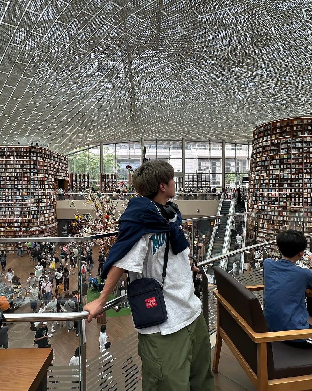 大塚稜馬のインスタグラム：「Korea mantappu🇰🇷  図書館の本は全く読めなかったけどおしゃれでした。」