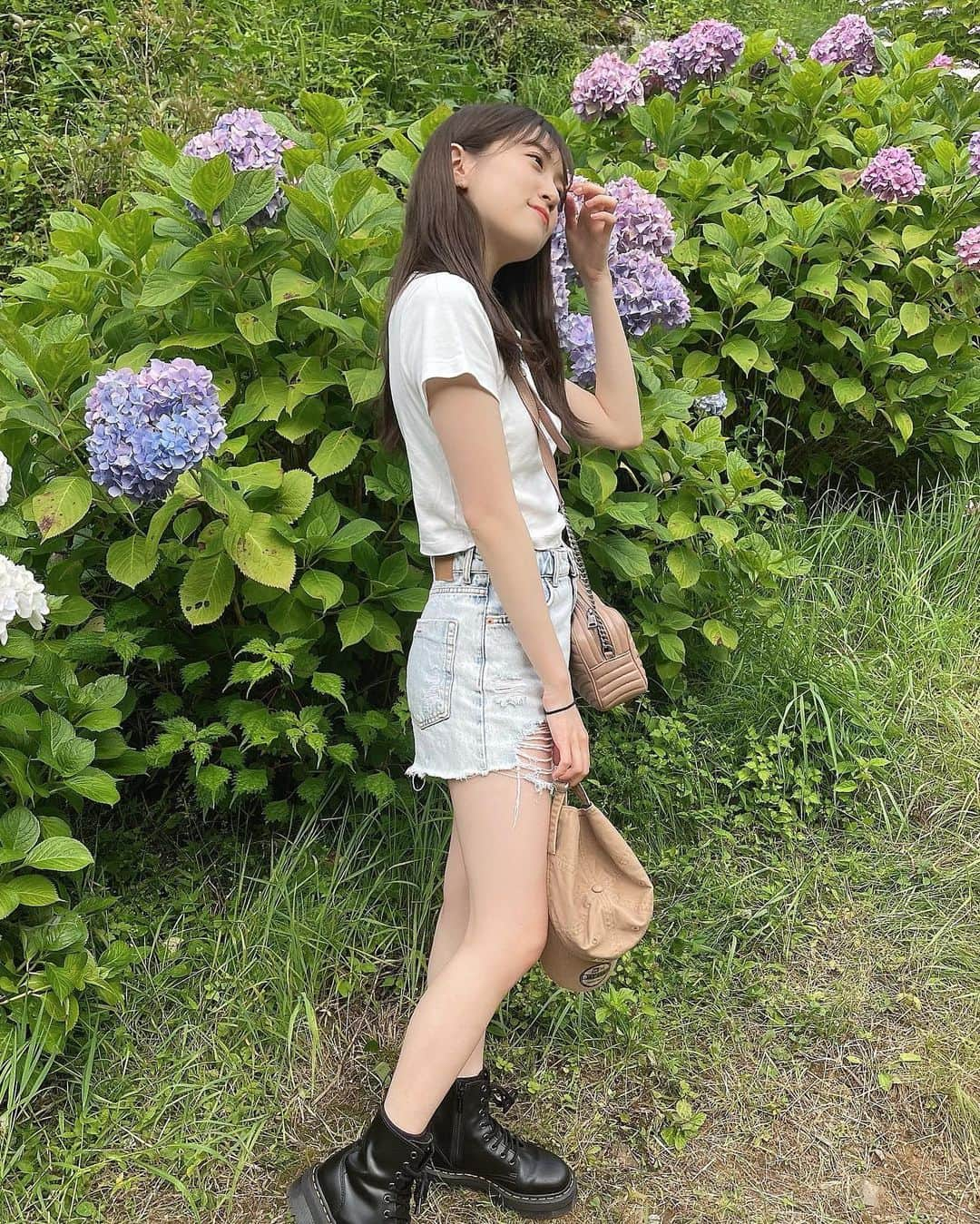 坂本 愛玲菜さんのインスタグラム写真 - (坂本 愛玲菜Instagram)「綺麗なアジサイと私服📸🩵🌿」7月12日 18時51分 - erena_hkt48