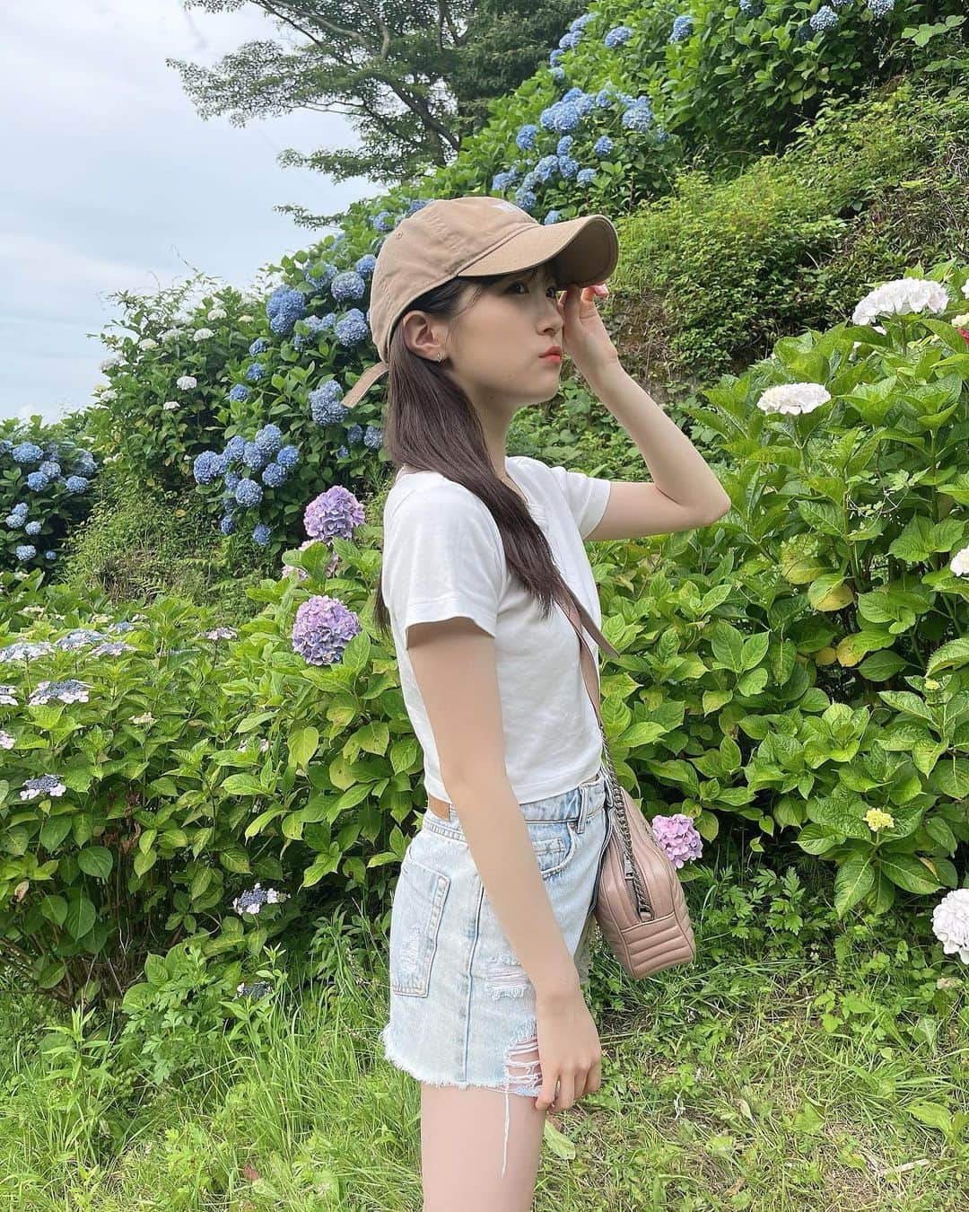 坂本 愛玲菜さんのインスタグラム写真 - (坂本 愛玲菜Instagram)「綺麗なアジサイと私服📸🩵🌿」7月12日 18時51分 - erena_hkt48