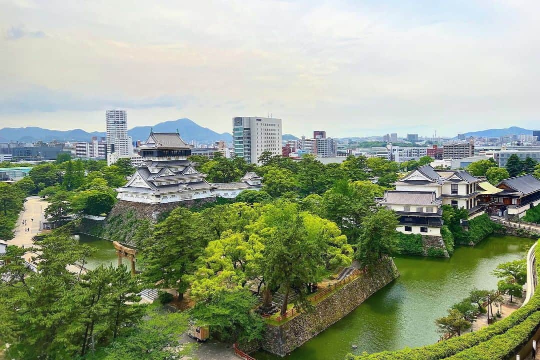 土屋神葉さんのインスタグラム写真 - (土屋神葉Instagram)「木ノ下歌舞伎『糸井版 摂州合邦辻』の振り返り投稿②！ . 1枚目は、琵琶湖の朝陽です。 . 2枚目は北九州公演にて。 没入感を与えてくれる宇宙のような劇場でした。 3枚目は劇場から望む立派な小倉城。 . 4枚目は滋賀公演にて、 浅香姫こと永井茉莉奈さんと。 湖畔に佇む劇場は、 演者のパフォーマンスを後押ししてくれる場所でした。 5枚目は、 木ノ下さんから本をいただいた時の写真！ 僕のイメージに合わせて選んでくださったそうです。 . 6枚目は、 俊徳丸がバウワウソングを歌っているところ！ 課題はあれど、手前味噌ながら 3年の月日は伊達ではないなと思いました。 もっともっともーっと成長するぞ！ 撮影は前澤秀登さんです。 . 振り返りは以上です！ 『摂州合邦辻』は大阪の天王寺近辺が舞台の物語なので、 いつか大阪公演もやりたいなぁ！ 大阪の劇場さん！！！ どうか、木ノ下歌舞伎さんへお声がけ下さい！ 何卒、宜しくお願い致します！！！ . ご来場くださった皆様、 本当にありがとうございました。 今回は機会がなかったという方も、 次回は是非いらして下さい！！！」7月12日 18時52分 - simbatsuchiya_official