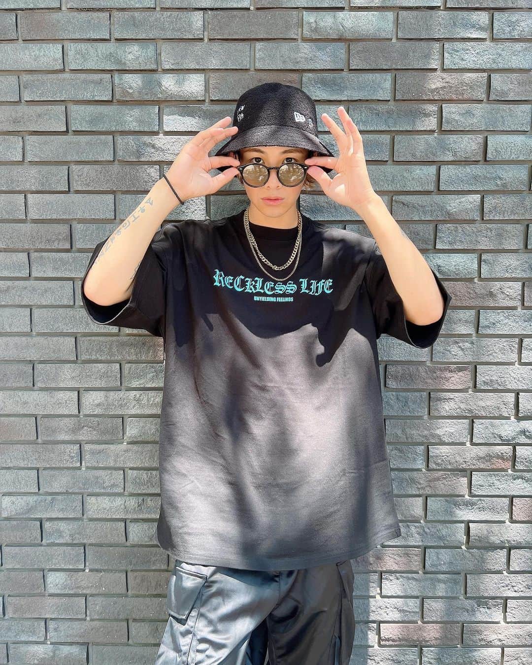 東郷知典のインスタグラム：「DIVINERかわちーね🤙 #diviner #黒 #黒コーデ #バケハコーデ #サングラス #タトゥー #レザーパンツ #おしゃれ #夏服コーデ」