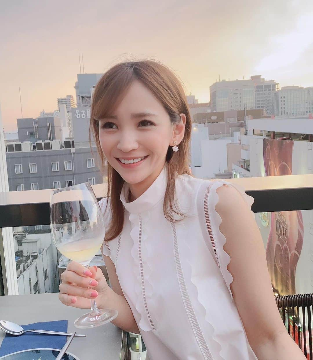 望月未来さんのインスタグラム写真 - (望月未来Instagram)「名古屋栄に凄くオシャレな テラス席があるお店友達が発見してくれたので 先月女子会で、、⭐︎ とにかく映えた、、笑 おすすめのお気に入りのお店になりました⭐︎ 最近オープンしたらしく場所も行きやすい🫢  ネイルはオススメの @heart_nail_nagoya.meieki   最近蕁麻疹酷くて引きこもりだからまた治ったらいろんなお店行きたいなー 蕁麻疹の治し方教えてください(p_-)切実、、、  #栄カフェ #栄グルメ #名古屋グルメ #テラス #テラス席 #名古屋テラス #名古屋女子会 #名古屋観光 #名古屋ネイル #はーとねいる」7月12日 19時02分 - mochizukimirai