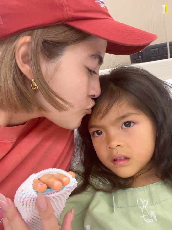 マギー・ラースリー・バーレンシエガーのインスタグラム：「เจาะน้ำเกลือไม่ร้องไห้เลยซักนิด….สมกับเป็นลูกแม่จริงๆ💪🏼 ตอนนี้หายดีกลับบ้านแล้ว ขอบคุณสำหรับทุกกำลังใจนะคะ」