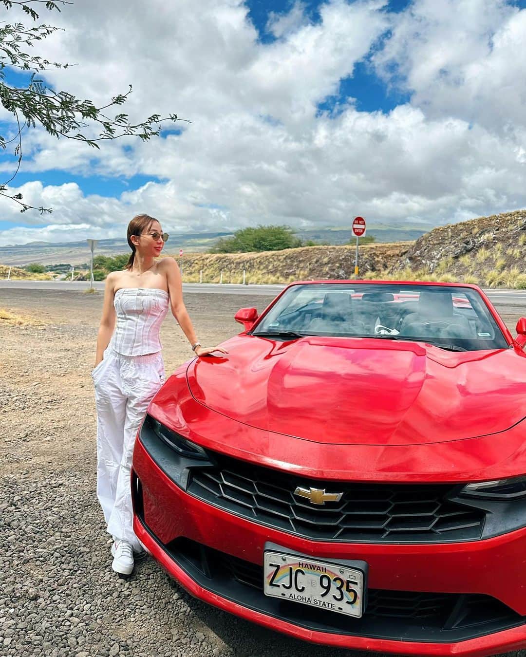 秋倉諒子のインスタグラム：「Driveeeee🚗💨 📍UCC Kona Coffee農園 新しいコーヒー豆を手に入れたっ！ コナコーヒー美味しい😋 可愛いトカゲちゃん達居ました🦎🧡 テンションめちゃ上がりました♡ 全身ZARAです靴NIKEです #konacoffee #konahawaii」