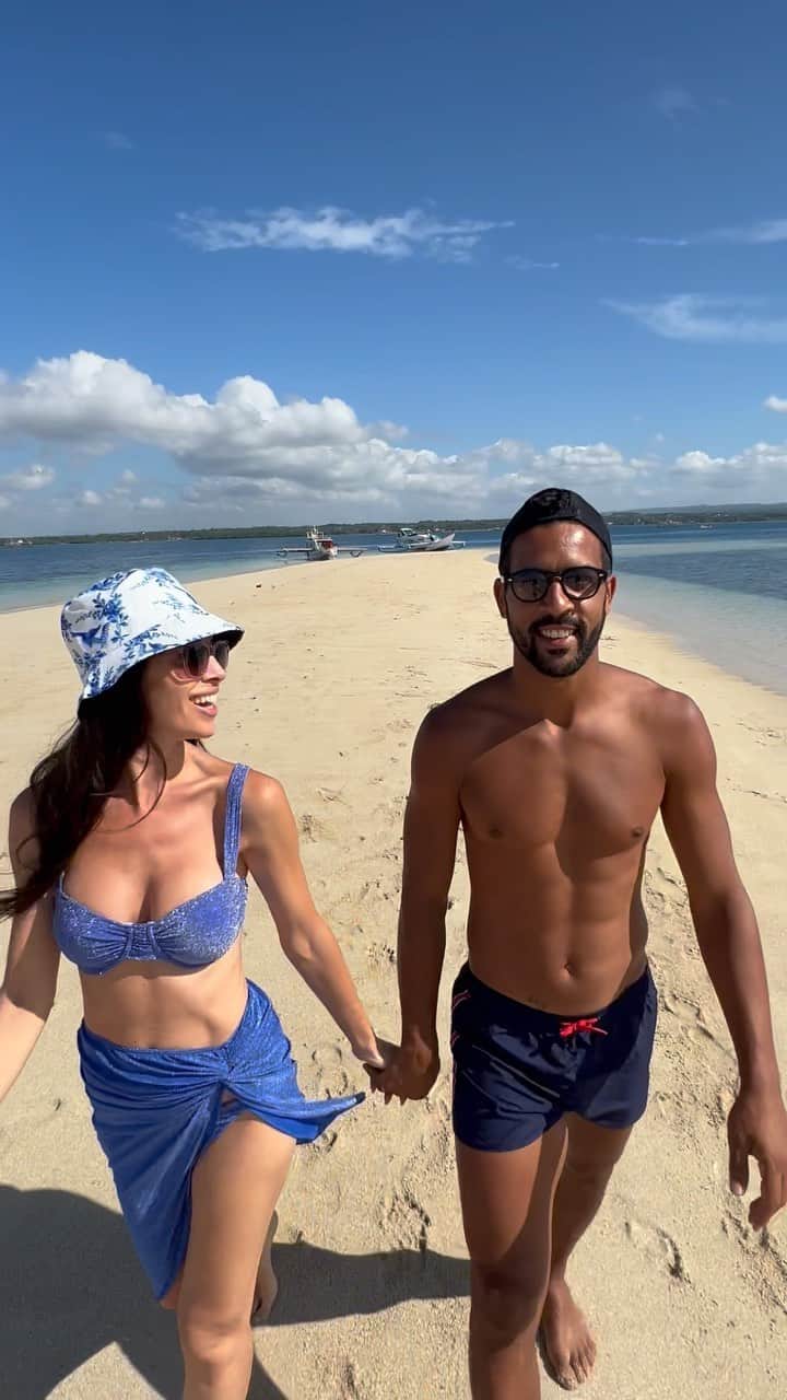 フェルナンド・ティッソーネのインスタグラム：「Descubriendo juntos las maravillas del mundo @tisso12 🌏 Este lugar te deja sin aliento🤍   📍 Sand Island  #honeymoon #lunademiel #sandisland #lombok #indonesia_photography #trend #lostissone #travelling #aroundtheworld」