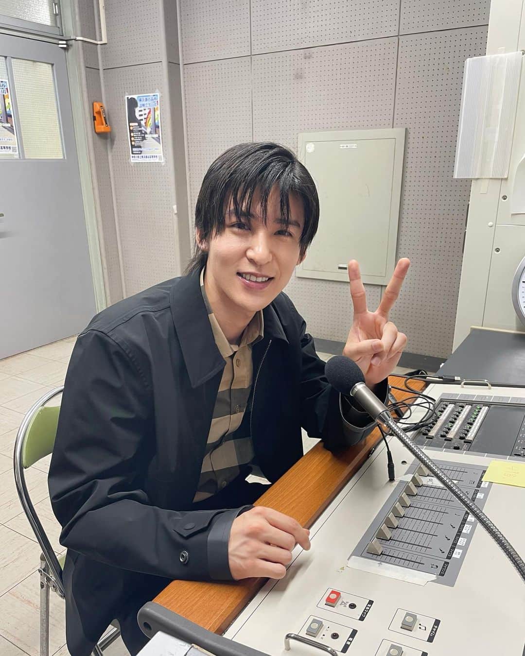 のインスタグラム：「.  【📺】 明日7/13(木) PM8:00〜 「ニンゲン観察バラエティ #モニタリング」  #目黒蓮 (#SnowMan)さん　が出演します📣  目黒さんが高校に潜入し、生徒たちの夢をたっくさん叶えます🌈  ぜひご覧ください🔍  #トリリオンゲーム 💸 #7月14日よる10時スタート」