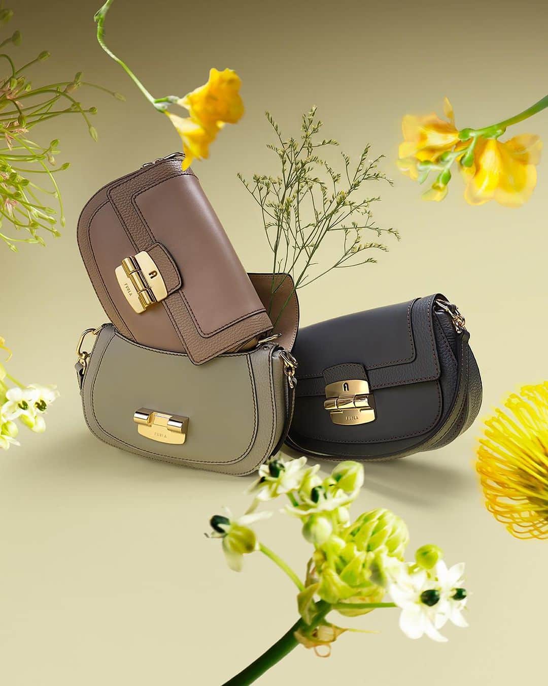 フルラのインスタグラム：「Nuances to transition into a new season. Explore the neutral tones of Furla Club.  #Furla #FurlaColors  Photographer & Film Director: Paolo Zambaldi (@paolozambaldi) Art Direction and graphic design by Roberto Da Pozzo (@roberto_da_pozzo)」