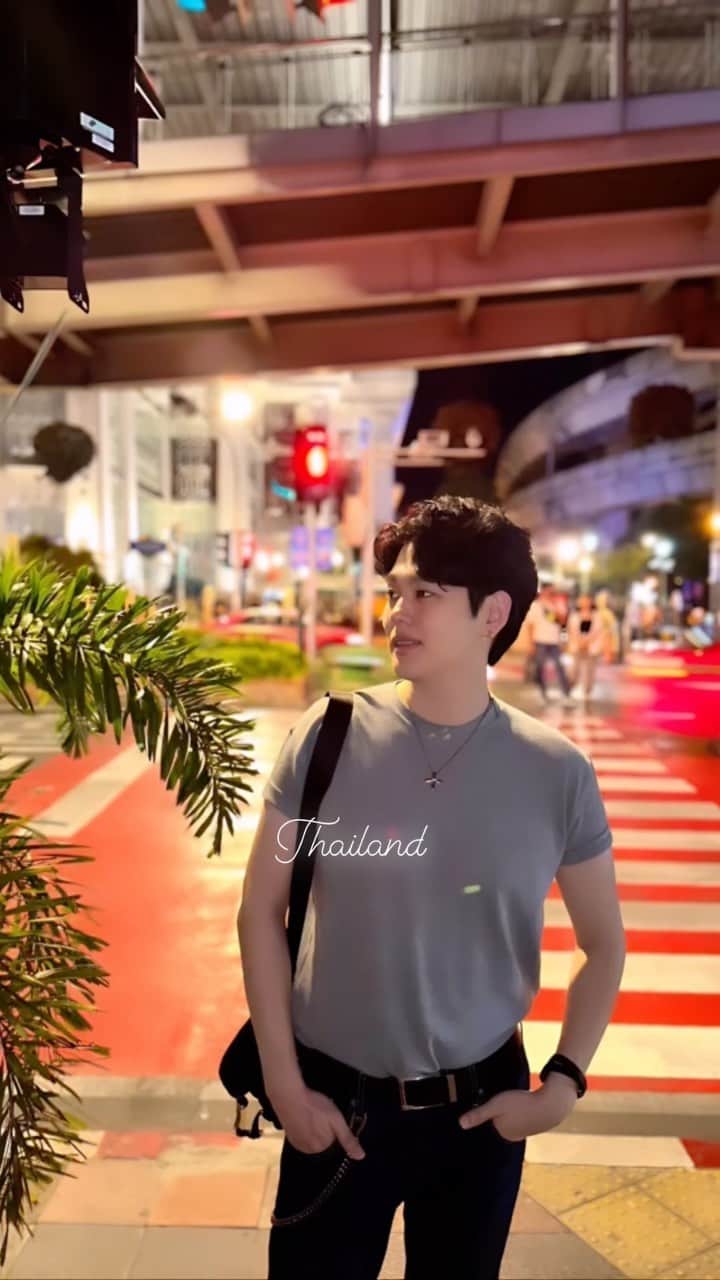 ロンのインスタグラム：「I ❤️ bangkok 🇹🇭🙏🏼  #bangkok #bangkokthailand  #bangkokcafe #bangkokfood #bangkokfashion  #bangkokstuff  #bangkokfoodies #bangkoknightlife #bangkokspirit  #bangkoktrip  #태국 #태국여행 #태국맛집 #태국요리 #태국음식맛집 #태국골프 #태국음식점 #태국어」