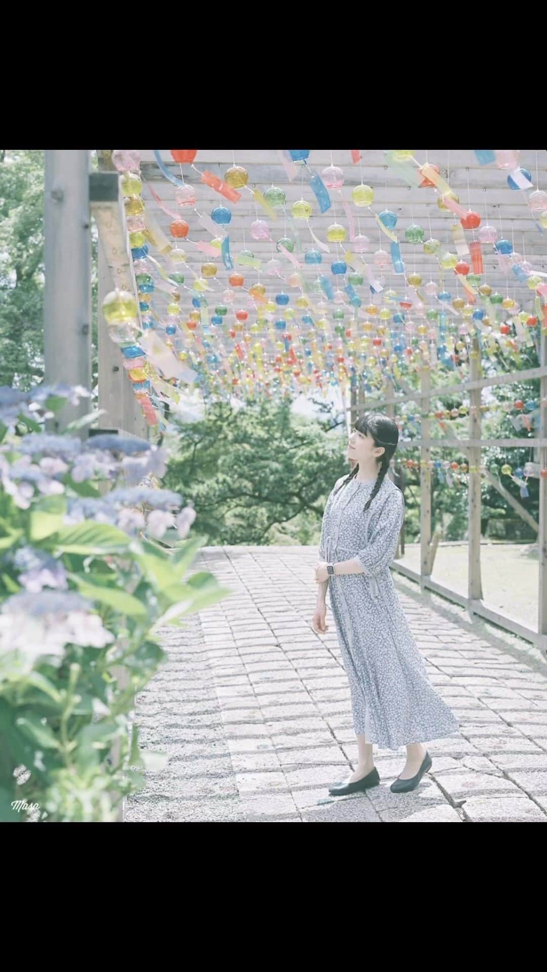 Masaのインスタグラム：「.  iPhone   Fujifilm X-Pro2  XF35 F1.4R  Pentax6x7  Super Takumar 105mm F2.4 #pro400h  一枚目のみバケペン  ここはお寺の中も結構立派なんですよね。 風鈴も充実してました🎐  撮影日 : 2023年7月2日  #まさペン #エビプリ #pentax6x7 #pentax67 #バケペン #中判フィルム #film #filmcamera #filmphotography #フィルム #フィルムカメラ #フィルム写真 #portrait  #ポートレート #fujifilm #xpro2 #xf35mmf14 #日本 #リール #reel #filmisnotdead #滋賀 #shiga #滋賀 #shiga #西教寺 #風鈴」