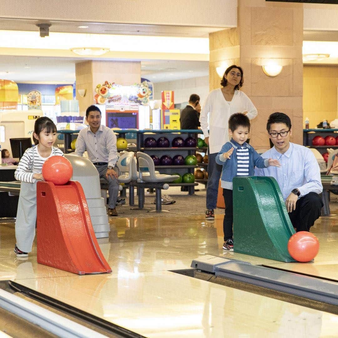 Hilton Odawara Resort & Spaさんのインスタグラム写真 - (Hilton Odawara Resort & SpaInstagram)「【リゾートを満喫⛳✨】 レジャーアクティビティを無料でお楽しみいただける宿泊プラン「ステイ＆プレイ」がスタートしました❣️   ヒルトン小田原リゾート＆スパは、広大な敷地に #テニス や #パターゴルフ などのアウトドアスポーツ、 #ボウリング 、 #カラオケ 、 #バドミントン や #卓球 などのインドアでも楽しめるレジャーが充実しているってご存じですか⁉️  ホテルステイもアクティビティも楽しみたいあなたに、『【リゾートを満喫！】ステイ＆プレイ パッケージプラン』がおすすめ♪   プランには朝食のほか、テニス（インドアまたはアウトドア）🎾・パターゴルフ⛳️・ゴルフドライビングレンジ🏌️・バドミントン🏸・卓球🏓・ボウリング🎳・カラオケ🎤からお好きなアクティビティ１種目が含まれています🤗   もちろん、屋内外のレジャープール、天然温泉大浴場そしてフィットネスセンターは無料でお好きなだけご利用いただけます🏊‍♀️♨️🧘‍♂️   都心からわずか１時間のリゾート ヒルトン小田原リゾート＆スパでアクティブなオフを満喫してくださいね💚   #ヒルトン小田原リゾート＆スパ #小田原 #小田原旅行 #小田原観光 #家族とおでかけ #宿泊プラン #アクティビティ #アウトドア #インドア #レジャー施設 #スポーツ #リゾート #家族で楽しむ #stayandplayplan #sportsactivities #tennis #golf #bowling #karaoke #tabletennis」7月12日 19時01分 - hiltonodawara