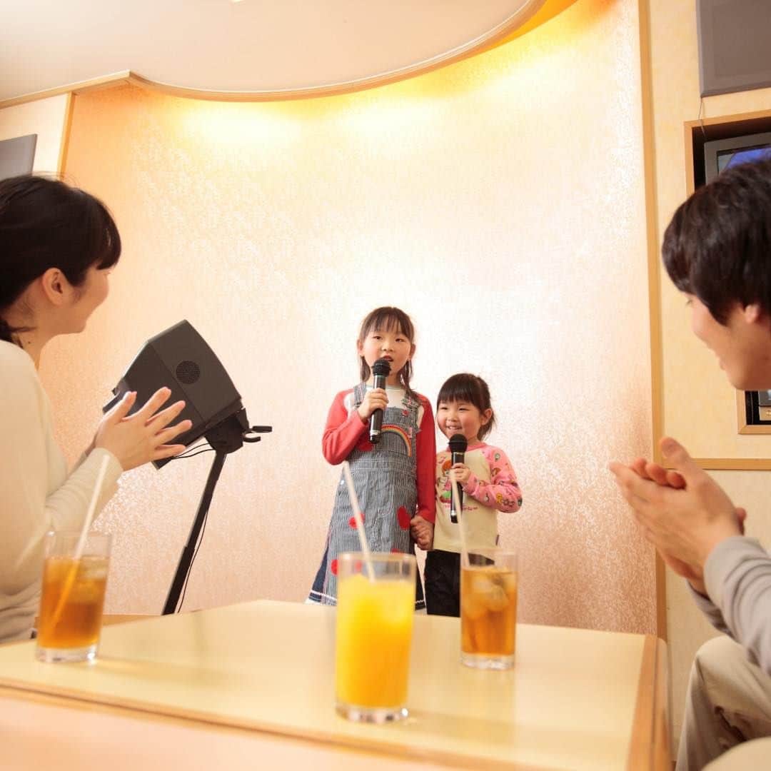 Hilton Odawara Resort & Spaさんのインスタグラム写真 - (Hilton Odawara Resort & SpaInstagram)「【リゾートを満喫⛳✨】 レジャーアクティビティを無料でお楽しみいただける宿泊プラン「ステイ＆プレイ」がスタートしました❣️   ヒルトン小田原リゾート＆スパは、広大な敷地に #テニス や #パターゴルフ などのアウトドアスポーツ、 #ボウリング 、 #カラオケ 、 #バドミントン や #卓球 などのインドアでも楽しめるレジャーが充実しているってご存じですか⁉️  ホテルステイもアクティビティも楽しみたいあなたに、『【リゾートを満喫！】ステイ＆プレイ パッケージプラン』がおすすめ♪   プランには朝食のほか、テニス（インドアまたはアウトドア）🎾・パターゴルフ⛳️・ゴルフドライビングレンジ🏌️・バドミントン🏸・卓球🏓・ボウリング🎳・カラオケ🎤からお好きなアクティビティ１種目が含まれています🤗   もちろん、屋内外のレジャープール、天然温泉大浴場そしてフィットネスセンターは無料でお好きなだけご利用いただけます🏊‍♀️♨️🧘‍♂️   都心からわずか１時間のリゾート ヒルトン小田原リゾート＆スパでアクティブなオフを満喫してくださいね💚   #ヒルトン小田原リゾート＆スパ #小田原 #小田原旅行 #小田原観光 #家族とおでかけ #宿泊プラン #アクティビティ #アウトドア #インドア #レジャー施設 #スポーツ #リゾート #家族で楽しむ #stayandplayplan #sportsactivities #tennis #golf #bowling #karaoke #tabletennis」7月12日 19時01分 - hiltonodawara