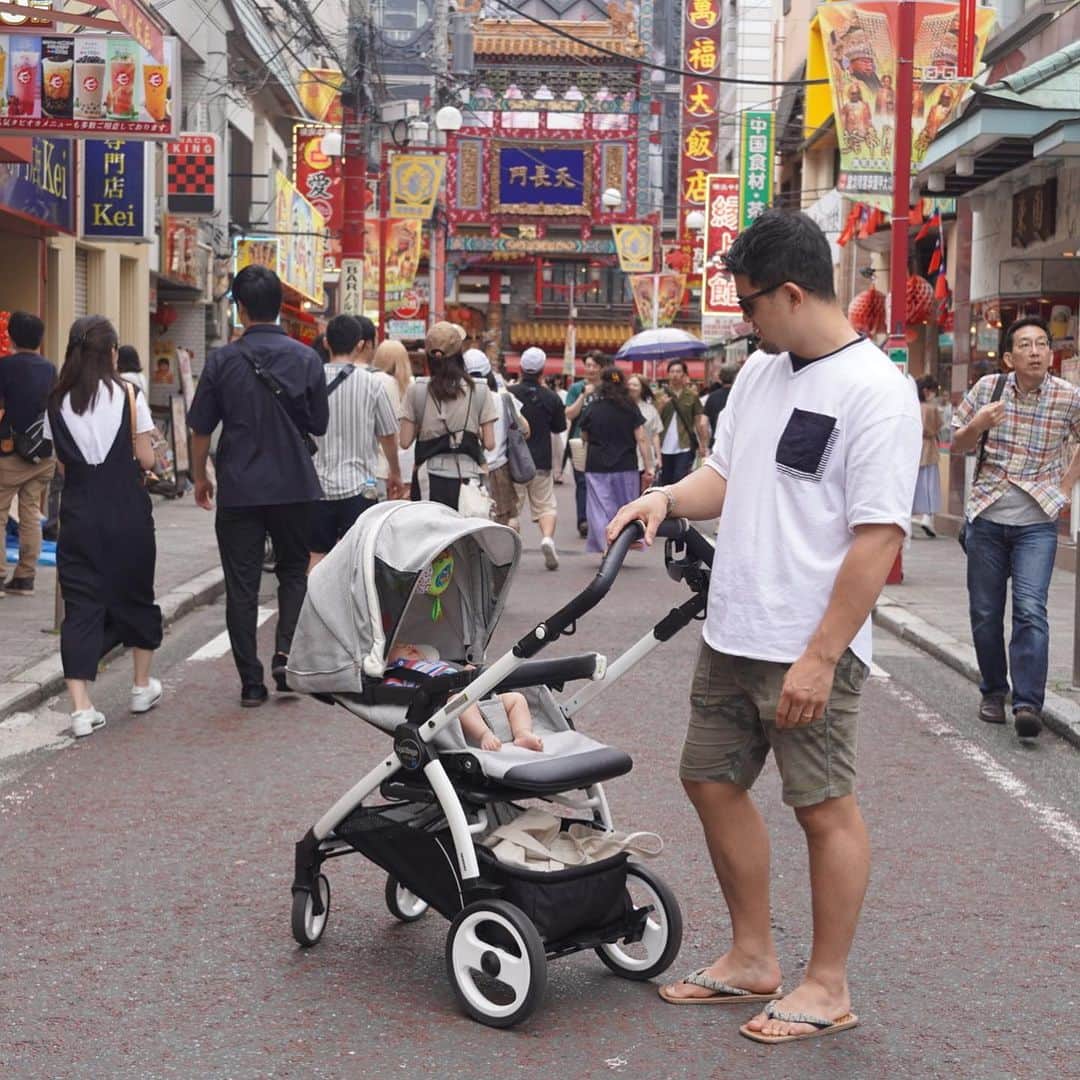 HIROYAのインスタグラム：「久しぶりに休みができたので家族で横浜に行ってきました👨‍👩‍👦  着ているTシャツはNATIC( @natic_marine ) お義父さんのブランドのものです⚓︎  大人可愛くてめちゃくちゃ愛用させてもらってます☺️ 他にも載せます✌️  なんとなんと、投稿を遡って見たら1年前の7月にも横浜にデートしに行ってました。 なので同じ場所で撮影してみました。笑  その時とはガラリと環境も状況も大きく変わっているけど、全て良い方向に進んでいると実感しました😌  #natic #ナティック #メンズファッション #インディゴ #横浜中華街」