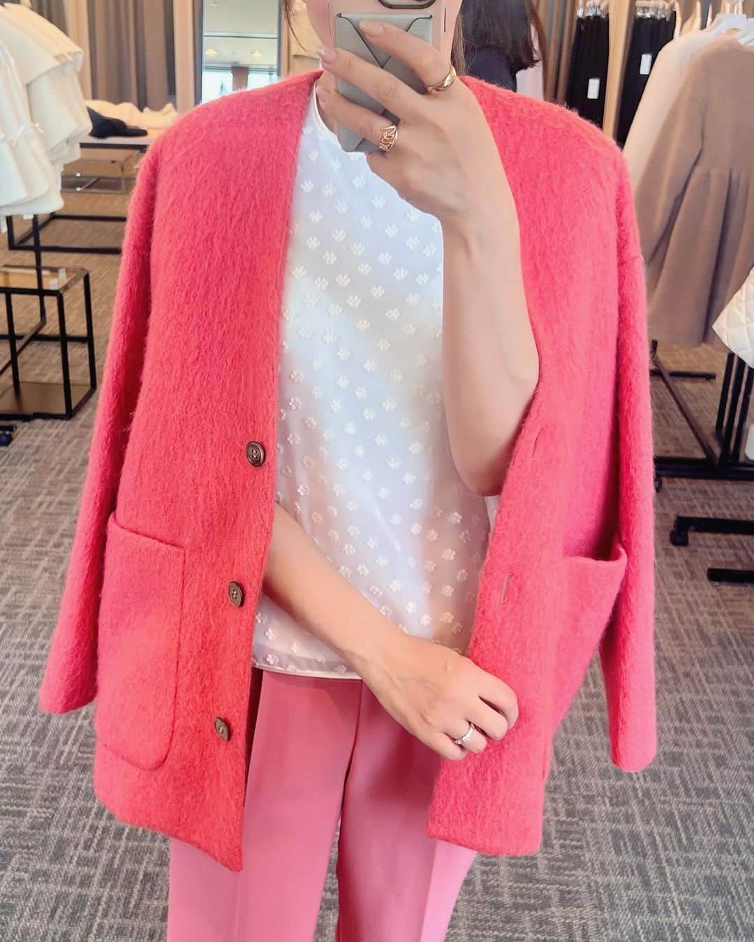 のインスタグラム：「今回私はアウター多め…💕  @_y_o_r_i_  2023AW  １枚目のカーディガンは毎年買うアイテム… 今回は最後まで色で悩んで🤔 黄色にしてみました💛  コートは３枚目のピンクに… バイカラーで可愛かった💕  #yori_japan #yori #ヨリ#2023aw #展示会#fashion #cordinate #casualstyle #casual#mom#outfit  #大人カジュアル #大人コーデ #ママコーデ#大人っぽコーデ #きれいめスタイル   #大人シンプルコーデ」