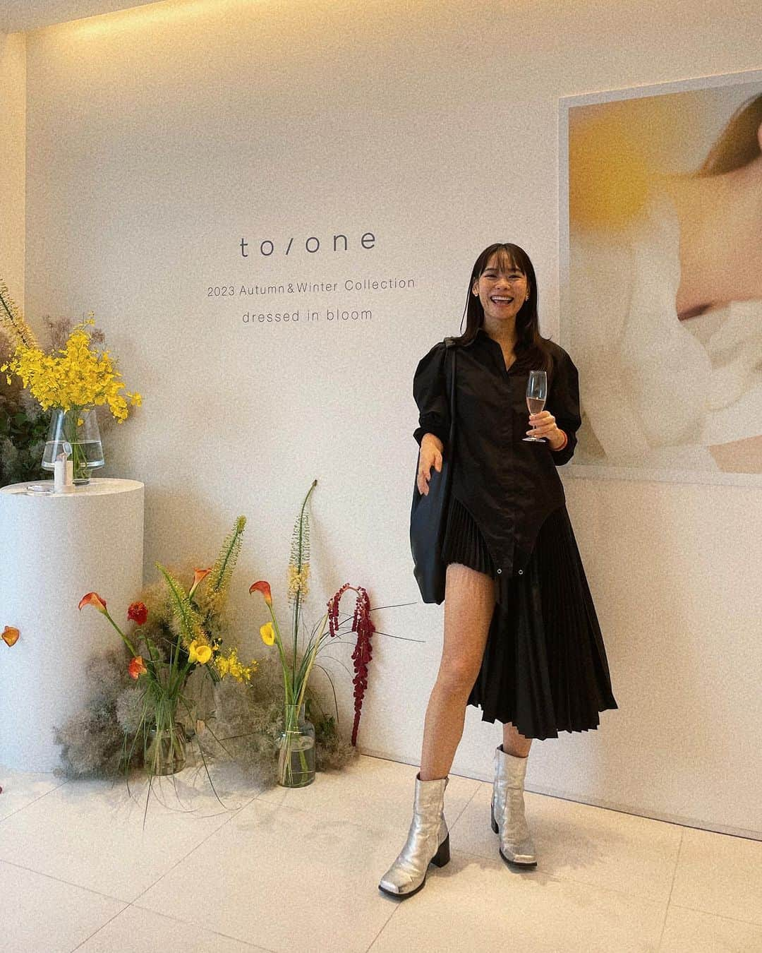 池田莉子さんのインスタグラム写真 - (池田莉子Instagram)「to/one 2023 AW collection 今回のコレクションにぴったりなカラフルでいろんな 種類のお花が会場に飾られていました💐  ドリンクは、ビタミンC豊富なフラワーティー🌼  天然由来成分98%のリップスティックは、 04と08がとくに可愛い！ 中身と本体別売りなので、ロスを減らせるところも良い◎  ラメ入りのアイブロウも可愛かった💛 いつも可愛くて面白すぎる @inaco.jp ちゃんありがと〜😘  #toonecosmetics #make #cosmetics  #トーン #新作リップ #リップ」7月12日 10時10分 - ricoikeda