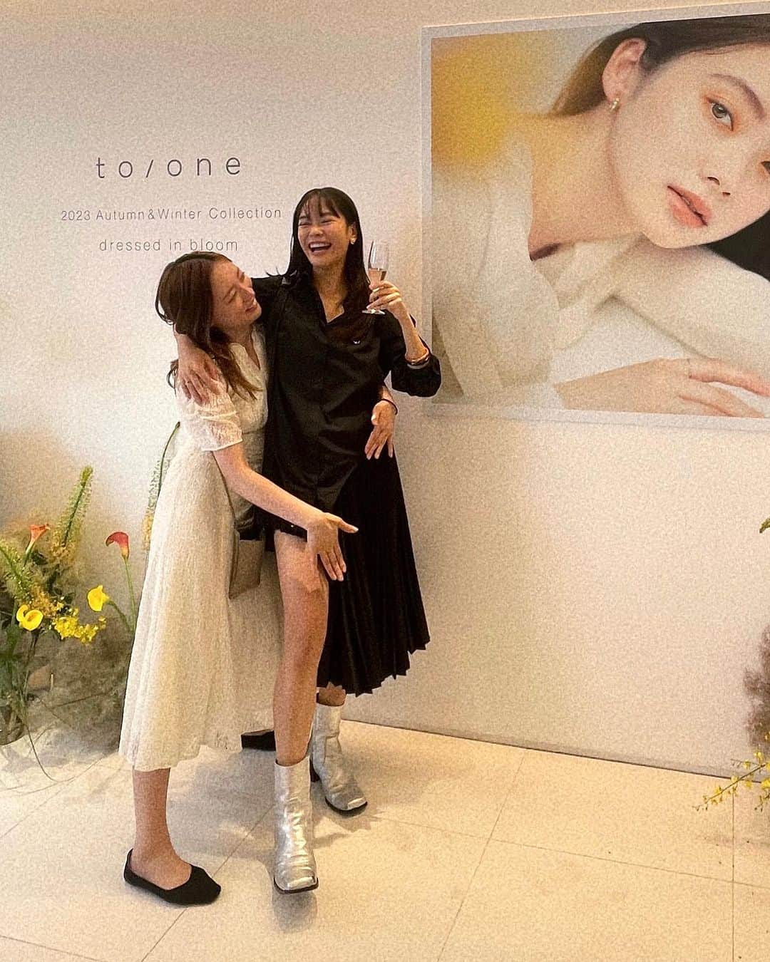 池田莉子さんのインスタグラム写真 - (池田莉子Instagram)「to/one 2023 AW collection 今回のコレクションにぴったりなカラフルでいろんな 種類のお花が会場に飾られていました💐  ドリンクは、ビタミンC豊富なフラワーティー🌼  天然由来成分98%のリップスティックは、 04と08がとくに可愛い！ 中身と本体別売りなので、ロスを減らせるところも良い◎  ラメ入りのアイブロウも可愛かった💛 いつも可愛くて面白すぎる @inaco.jp ちゃんありがと〜😘  #toonecosmetics #make #cosmetics  #トーン #新作リップ #リップ」7月12日 10時10分 - ricoikeda