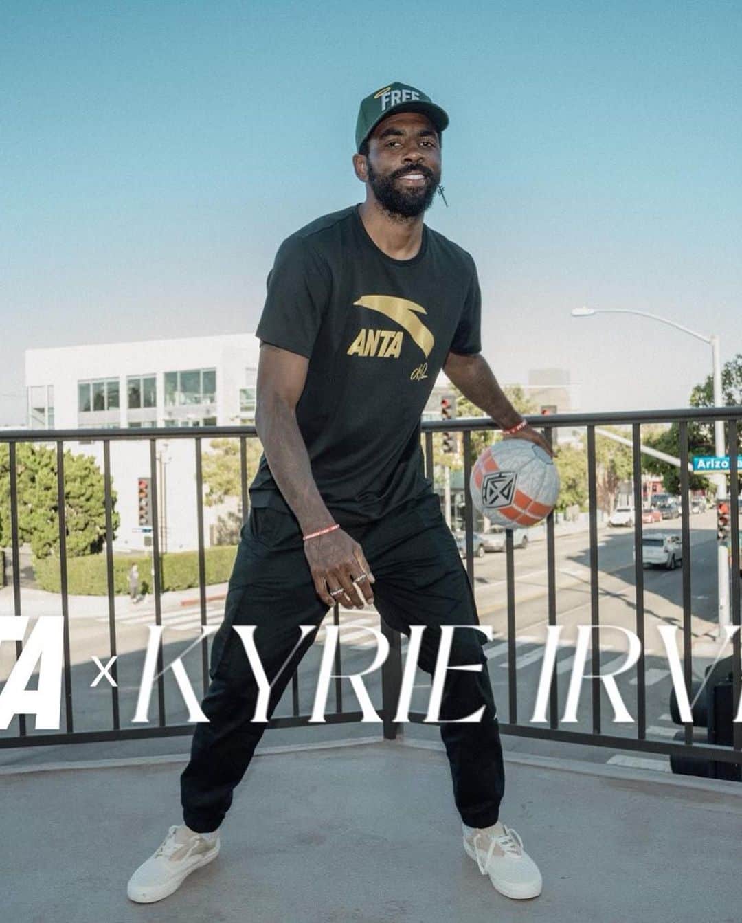 Nice Kicksさんのインスタグラム写真 - (Nice KicksInstagram)「After being spotted in ANTAs at his basketball camp, @kyrieirving has officially signed a 5-year deal with ANTA ✍️ @nicekickshoops   In addition to releasing signature products, Irving will become the Chief Creative Officer of ANTA Basketball giving him the ability to recruit/sign players and collaborators 👀  The Chinese-based brand plans to bring a level of manufacturing to the United States to kickstart ANTA’s process of distributing products within the country 🏀  (via @nickdepaula / @shamsnba)」7月12日 10時26分 - nicekicks