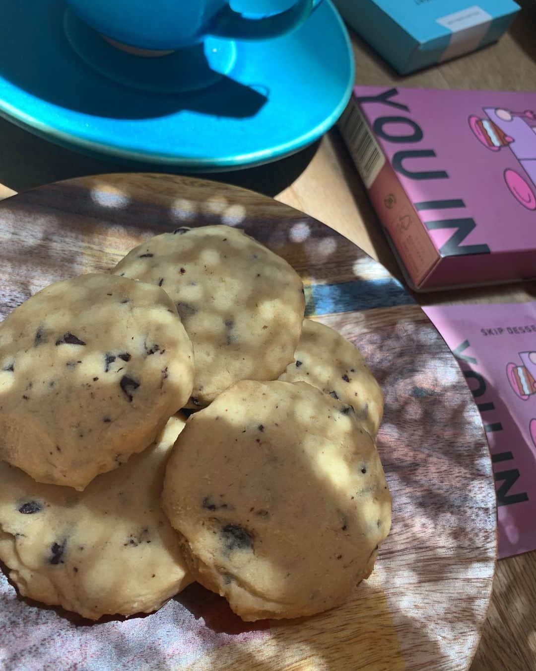 ANNA さんのインスタグラム写真 - (ANNA Instagram)「米粉でチョコチップクッキーを焼きました🍪 合わせるのは、"陽"な時も"陰"な時も、ムードに寄り添うペアリングティー @youin.jp 🌙  本当ーーーに美味しくて香り豊かで、癒しのドリンク☕️✨ 一日中暴れん坊の娘を追いかけ回している母にはこの時間が必要なのです😮‍💨💭  パッケージも可愛いYOU INのラインナップにはボトルやお配り用もあって、ギフトにもお勧め。  ▼ YOU INの商品を10％OFFで購入頂けるクーポンコード▼ クーポンコード: WELCOMEYOUIN2202 有効期限: 2023-12-31  割引: 10%0FF 利用回数: 1回  是非っ😉☕️  #youin #ムードペアリングティー #グルテンフリークッキー #お中元 #プチギフト #メンタルケア #癒し」7月12日 10時25分 - anna_flare