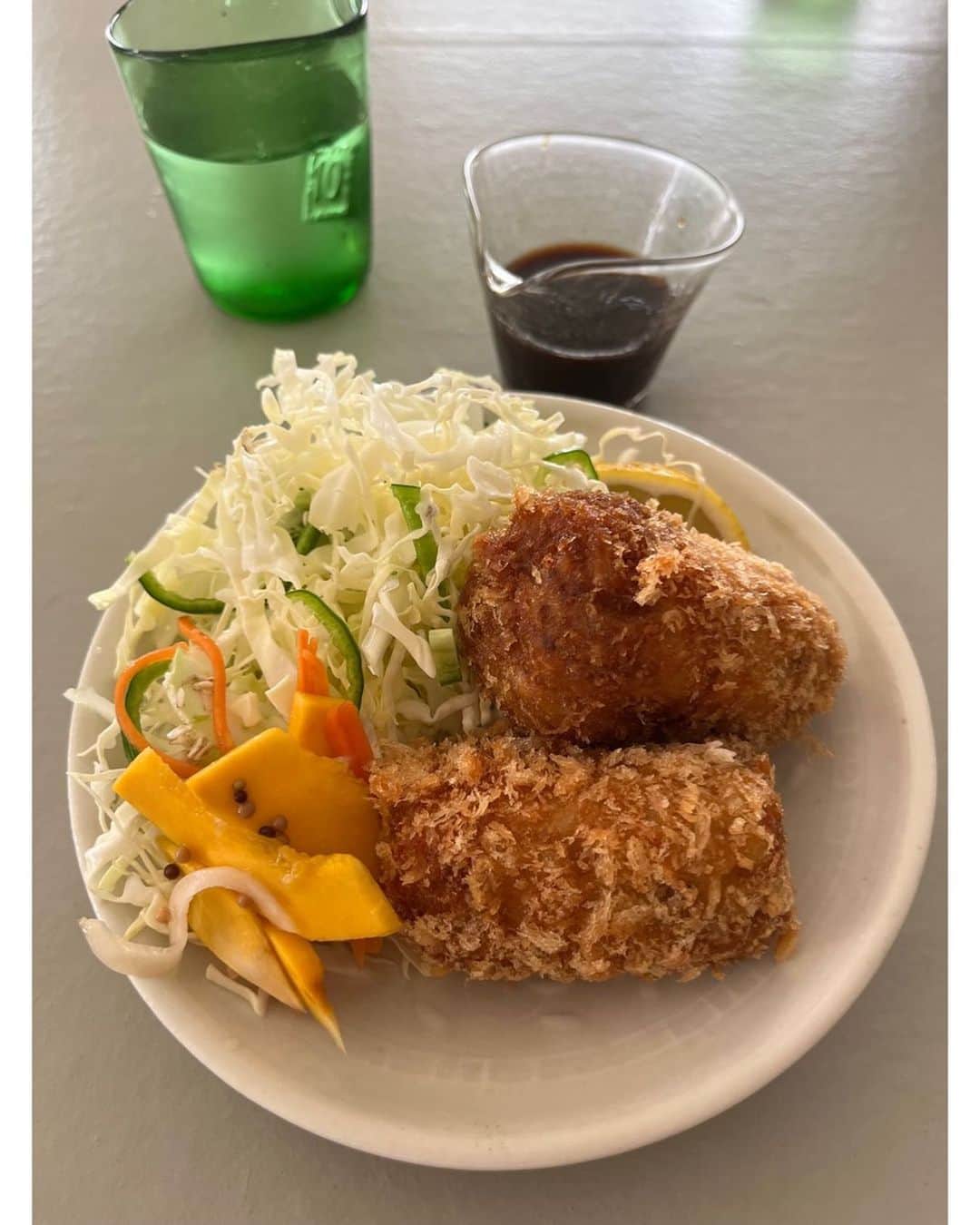journaleatripのインスタグラム：「my seasoning  マイ　ウス (ターソース) マイ　ドレ (ッシング) マイ　マヨ　(ネーズ)  マイがつけば買ってきた コロッケ、メンチカツ サラダに野菜...etc にかける、つけるだけでも特別な味になる  ウスターソースは 数年前に"リトルフォレスト" とという映画の料理制作担当をさせていただいた時に作りその美味しさに開眼しました。  ということで マイ　調味料もいくつかご紹介しています。  #とびきりおいしいおうちごはん  #リトルフォレスト #littleforest」