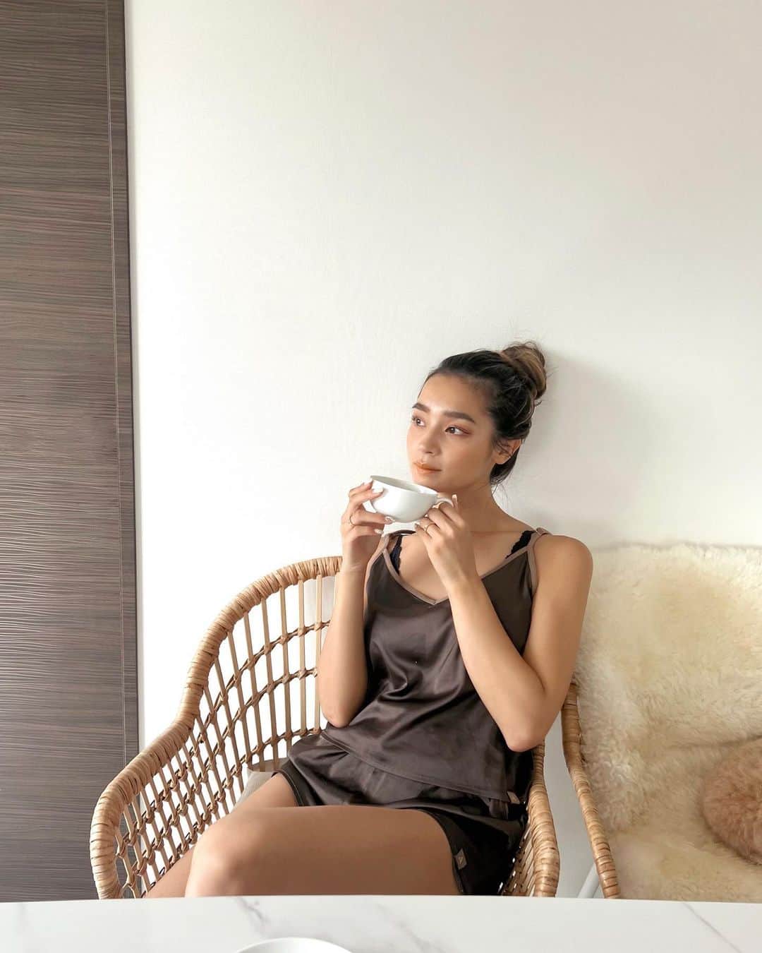 遠山茜子のインスタグラム：「朝の10分ってホント早いっ‼︎ バタバタしないで優雅に朝を過ごせるようになりたいなー☀️  ルームウェアは @amaterasjapan  授乳しやすくて涼しいからお家にいる時はいつもきてる🤎🏠  #roomwear#morninglife」