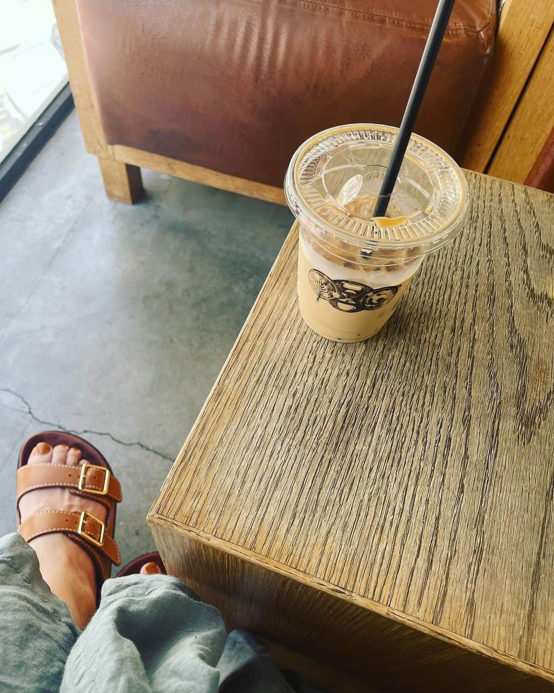 上村若菜のインスタグラム：「. 暑くて暑くて…☀️  いつもカフェではホット派の私も、 今年初めてのアイスドリンクをオーダー🥤  皆さまもお気をつけてお過ごしください🧊  #アイスカフェラテ日和 #キャメルとベージュとグレーグリーン」