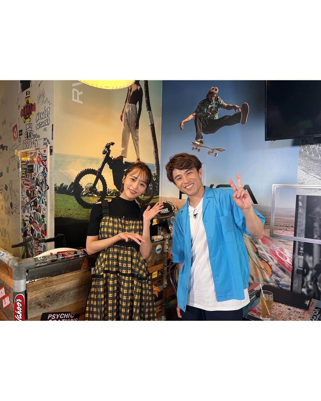 近藤千尋のインスタグラム：「来週のトークィーンズのゲストは 中尾明慶さんです🦊🙏 なんとインタビューさせていただきました🤍 ロケのスタジオに出てるので、見てね🩷 中尾さん、太陽のような優しい笑顔で癒されました🌞 #近藤千尋衣装  one-piece @coel.official tops @lagnamoon_com」