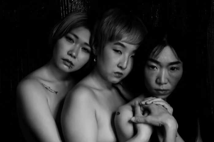 大塚咲のインスタグラム：「SAKI OTSUKA同時開催写真展 @otsukasaki_  ⬜「私達は共鳴している」 UltraSuperNewGallery  @ultrasupernewgalleryjp 8/4-8/10 (8/4オープニングパーティー18:00-21:00)  ⬜「ひとつの愛しいところ」 JinnyStreetGallery @jinny.gallery 8/4-9/1  どちらも入場無料。Jinnyは路上。 どちらも千駄ヶ谷。 どちらもぜひ見て下さい！！ そしてオープニングパーティー来てください!」