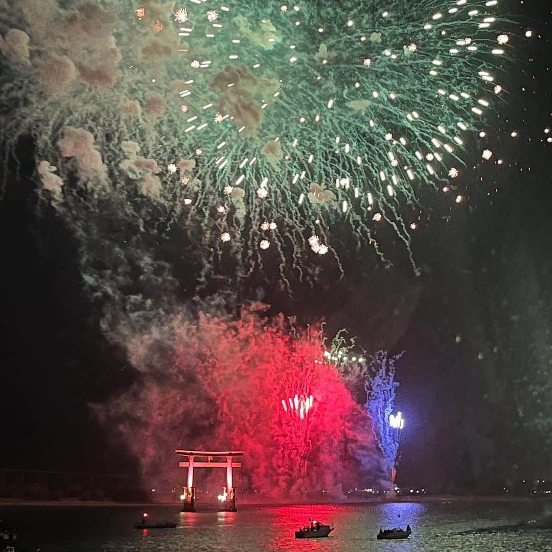 伊地健治のインスタグラム：「・ きょうも猛暑日予想の静岡県内☀️  熱中症予防はもちろんですが、生活の知恵で、暑さをしのぎたいものです🧊  目から「涼」を感じられる、最近撮った写真を載せますね！  🏖弁天島 花火大会と、水辺の風景  →何も考えずに水辺で過ごす贅沢！ 　→水辺の生き物をただただ観察する！　  🎐法多山尊永寺の風鈴まつり 　→風鈴は涼しげだが、ランニングおやじは汗だくで暑苦しい！  🍆みょうがやナス、ししとうをのせたぶっかけそば 　→旬の夏野菜は体の中から「涼」を感じさせてくれます！  体感温度が少しでも下がったと感じて頂けたら、これ幸いです😋  #弁天島花火大会  #遠州三山風鈴まつり  #法多山  #みょうが  #ししとう  #夏野菜」