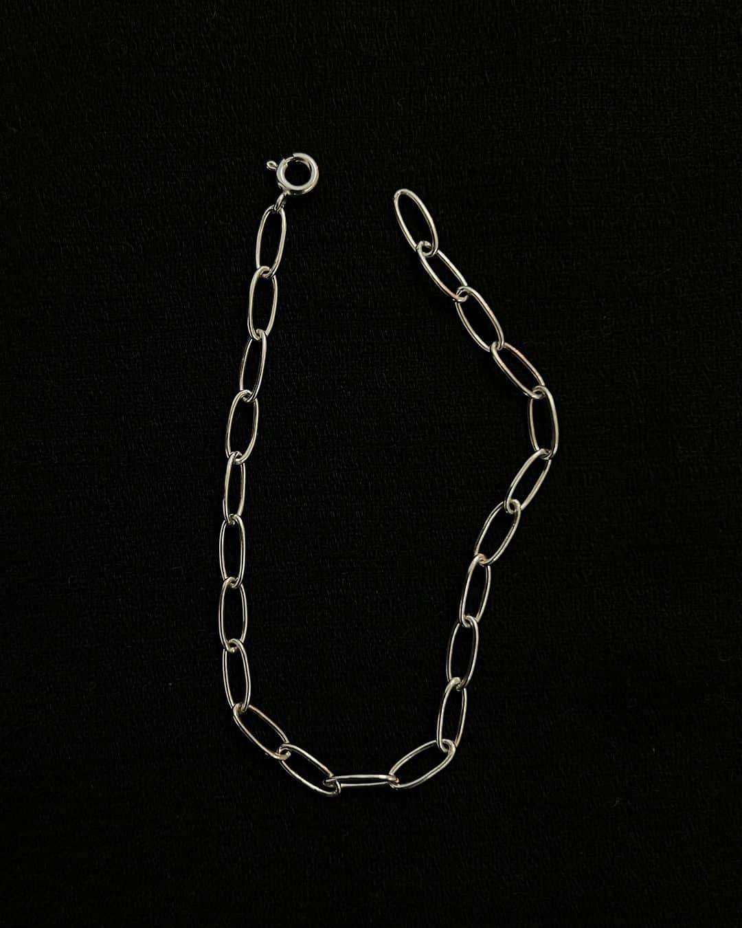 Icumi Oohamaのインスタグラム：「Summer Sale 15%OFFやってます♡ @tres__collection   Chain bracelet (Silver)  Layard ring (Mix)  Initial necklace  Mini wide hoop pierce(Silver) Wide hoop pierce(Gold)」