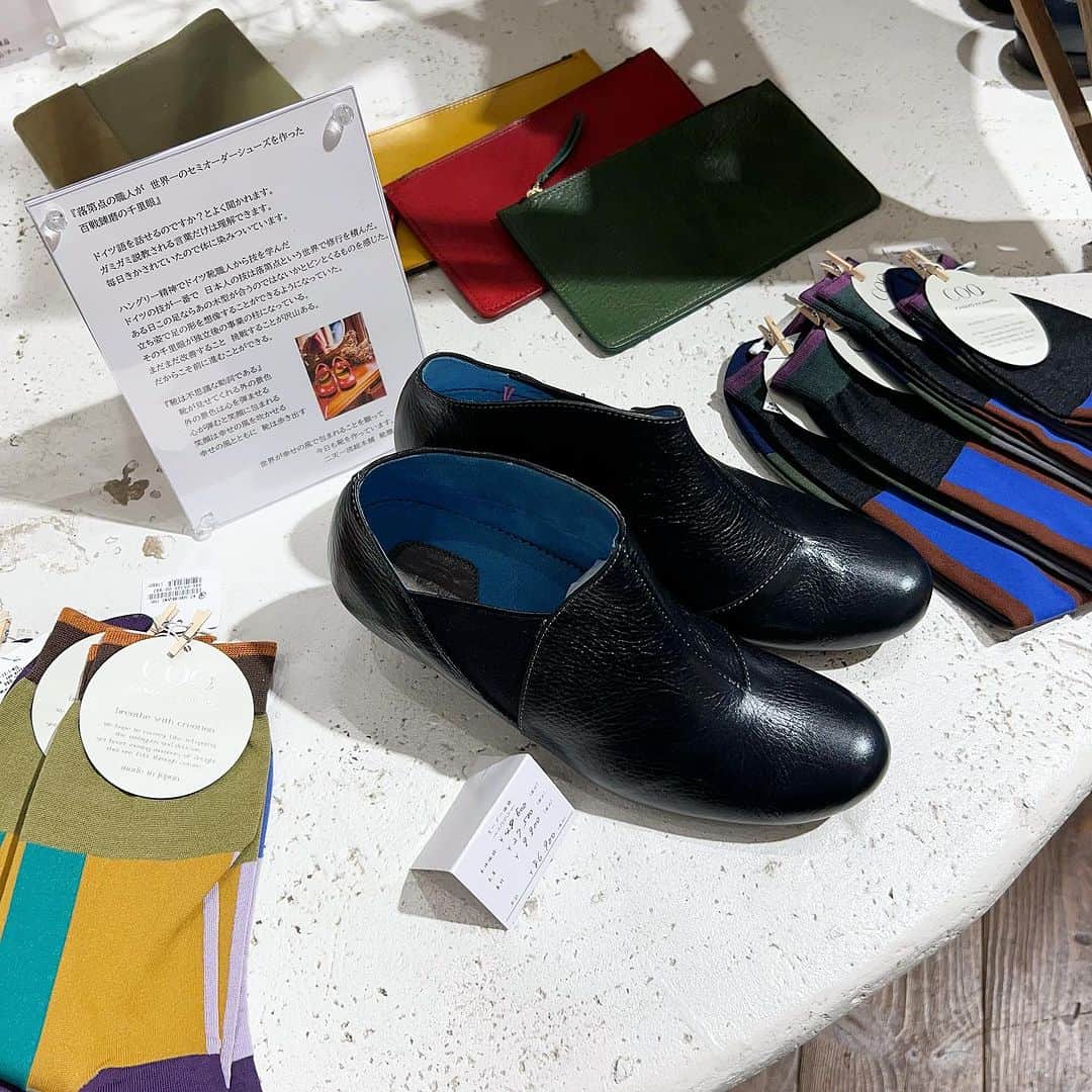 HANSEL&GRETELさんのインスタグラム写真 - (HANSEL&GRETELInstagram)「＊ 【二天一流総本舗　靴職人が承る　革靴オーダー会】  会期:2023年7月11日(火)〜7/24(月)まで  革靴のオーダー会が始まりました。お好きな革の色や糸の色をお選びいただき、靴職人が足を計測。400型ある木型の中からお客様の足に一番近いものを選んでくださるので、フルオーダーメイドの履き心地を体感していただけます。 @2ten1ryu_story   代金: 44,000円〜 オーダー内容により金額が異なります。 代金は、ご注文時にお支払いいただきます。 お支払い方法: クレジットカード、現金、PASMO、Suica  靴職人さん在店日 7/11(火)、12(水)、13(木)、15(土)、16(日) 17(月)、18(火)、22(土)、23(日)、24(月) ※予告なく予定が変更になる場合がございます。 予めご了承ください。  靴のオーダーは職人在店日に承りますが、職人不在時もお楽しみいただけるよう、素敵なバッグやソックスなどの展示販売と、新作スリッパ、本革ブックカバーのオーダーのご提案をさせていただきます🍀📕  今回ご注文いただくと、仕上がりは10月末頃。 自分だけの革靴をお受け取りいただけます🤗  連日暑い日が続いておりますが、靴選びのお悩みがある方、長く履ける靴をお探しの方、いきなりオーダーはハードルが高いけれどちょっと気になりますの方も、どなたでもお気軽にお越しください🤲靴職人さんが優しく迎え入れてくださいますよ😊  靴下各種 (画像8枚目) @coq_sapporo  @coq_tokyo   革のキーケース(画像9枚目) @asumederu_itakura   #革靴 #オーダーメイド #レザーバッグ #ブックカバー #キーケース #革小物   #ヘンゼルアンドグレーテル #ヘンゼルセレクト雑貨 #成城学園前 #成城コルティ #小田急線沿線 #セレクトショップ」7月12日 10時46分 - hansel_and_gretel_official