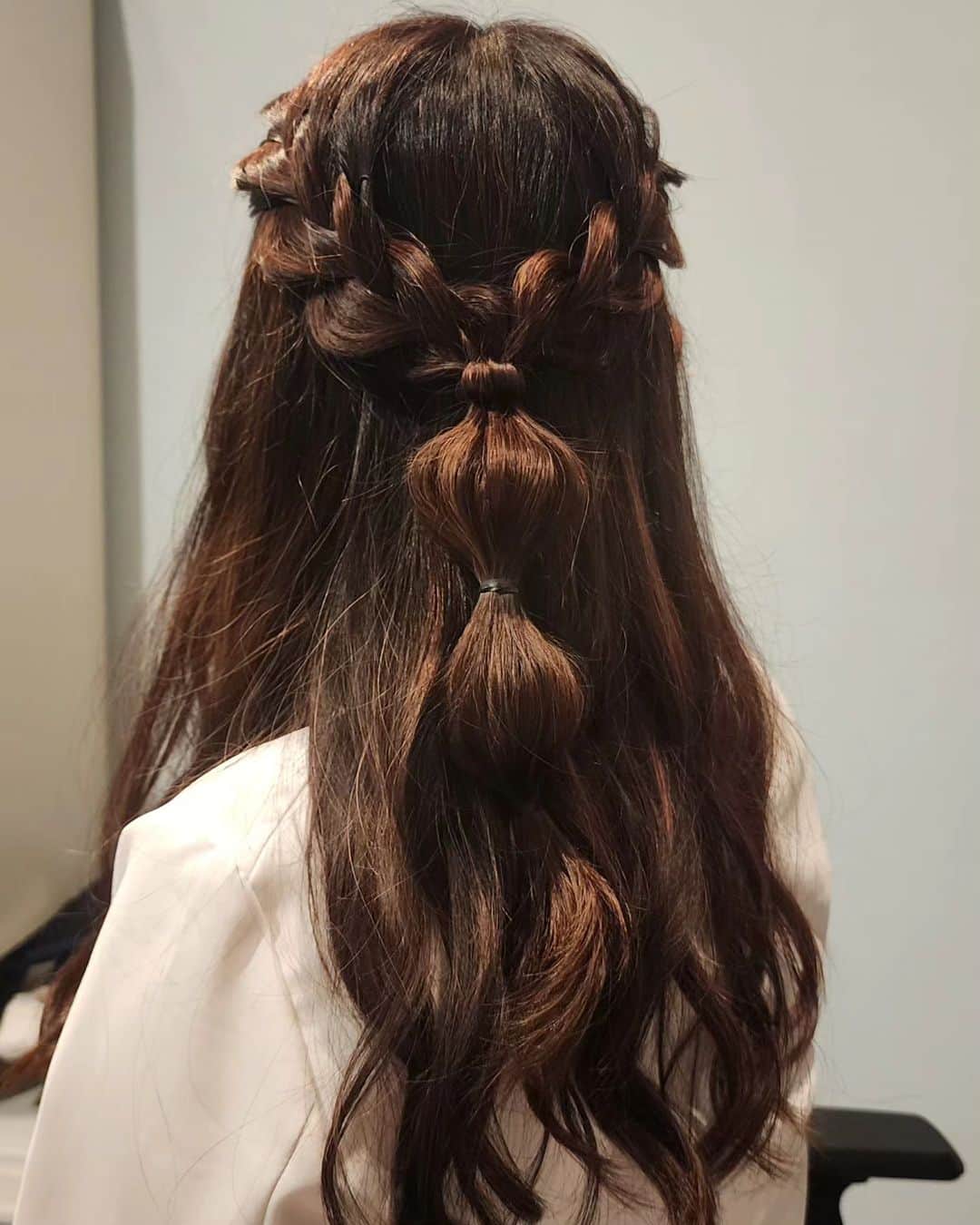 白石美緒のインスタグラム：「コンテスト当日のヘアスタイルをイメージするために、歌舞伎町のセットサロンでヘアセットをしてきました。 30分ほどで1650円。デートの前にもおすすめです。  ハーフアップにするか、アップにするか悩みますね。  でも、まずはドレスを決めなければいけません。  #globalunityjapan #グローバルユニティjapan #gujファイナリスト」