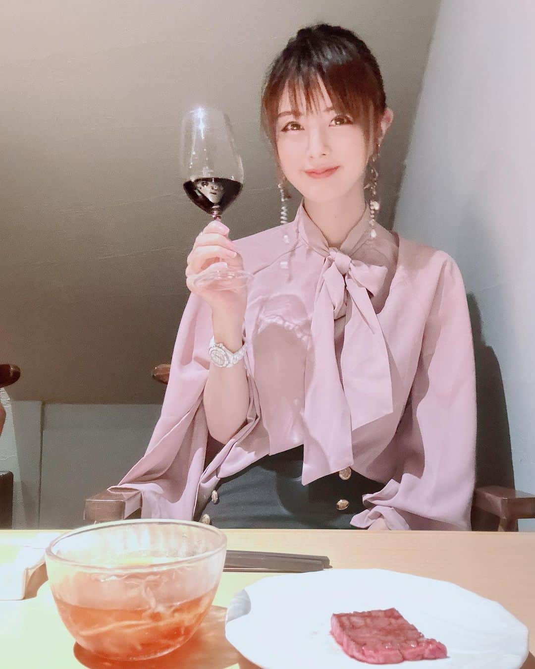 satomiさんのインスタグラム写真 - (satomiInstagram)「大人DINNER🍴🇰🇷🥩 . 昨日は麻布十番の味涎( @ajisen_tokyo )で【おまかせコース 極 】を頂きました！ ・ 韓国ベースの肉割烹のお店なんだけどワインとかシャンパンマッコリがあったりお酒も豊富♡ コースではテールの塩焼きやカンジャンケジャン…鰻…お肉好きしかない…🤤🦀🐟🥩 . テールの塩焼きは豪快に手でかぶりつくよ🐷 最高！！ ・ サービスも素晴らしくて素敵な時間でした⌚️ スタッフさんと映画やホークスなど沢山話せて面白かったです👏👏  . .  PR @ajisen_tokyo #麻布十番 #焼肉 #肉割烹  #韓国料理 #完全個室  #ワイン #味涎  #麻布十番焼肉 #麻布グルメ #六本木グルメ  #韓国グルメ #鰻 #マッコリ #麻布十番グルメ #福岡出身 #ソフトバンクホークス #福岡グルメ #麻布十番ランチ #PayPayドーム #塩ラーメン」7月12日 10時55分 - saatoomii47