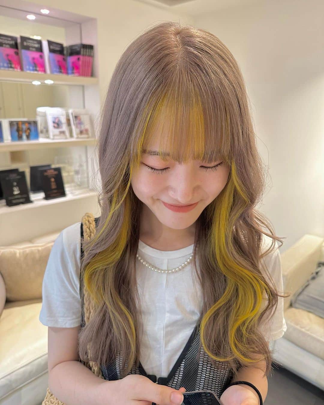 Beleza_official_instagramのインスタグラム：「yellowはデザインがkawaii♡♡ breach3〜 ・  色落ちまで綺麗なカラー やわらかいカラー 一人ひとりに似合うカラー お任せください✊🌼🌟 ブリーチは誰に任せるかでダメージが 変わってきます！ ご予約はDMorホットペッパーから お願いします😉💕 Rei指名していただければ 絶対に可愛くします✊ belezaに来たことある方でもRei指名可能です😇 "また会いたい"と思わせます❗️ ・ わからないことがあればDMまでお願いします🤲  黒染め、縮毛履歴はハイブリーチメニューで ご予約ください🤲 記載のお時間より、ブリーチの抜け具合で お時間かかる場合がございます。 当日は長めに見ていただければ助かります。 お任せください♡♡」