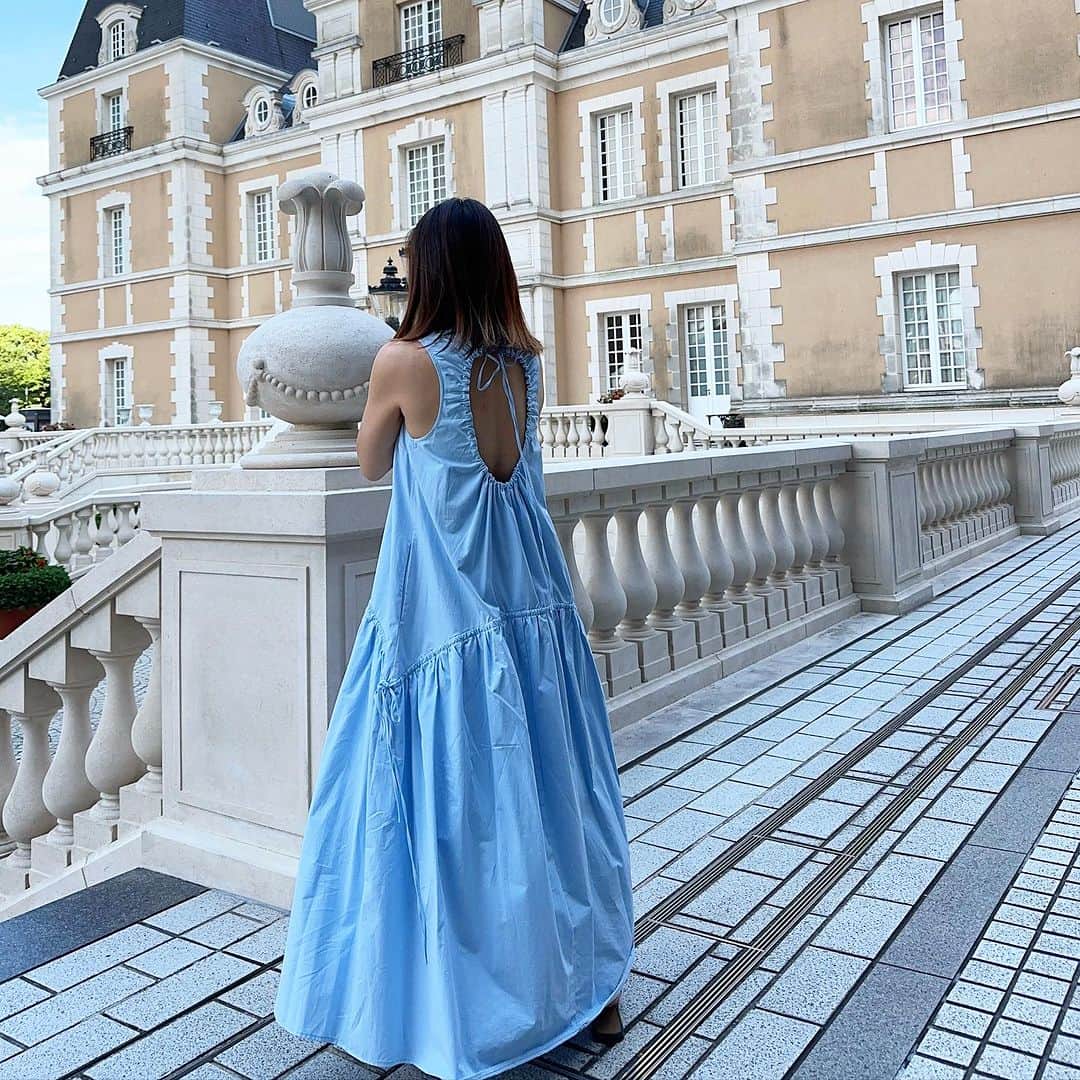 増山敬子のインスタグラム：「毎日暑いですね☀️ 熱中症には気をつけようね。 * 毎日手にするのはやっぱり ワンピース👗  @searoomlynn_official  背中がすっごく可愛いいんだ😍  #おちびコーデ   #ロングワンピース #searoomlynn  #カゴバック #staud サンダル#エルメス」