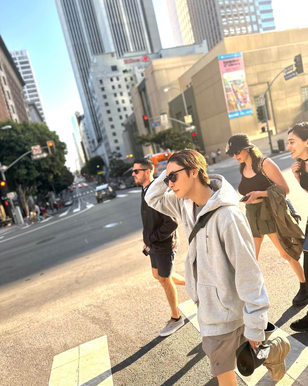 與真司郎のインスタグラム：「How's everyone doing?  Recently, my colleagues and I have been having daily meetings to prepare for future plans. There were many things to do, and we needed a second to unwind.  Last weekend, we went hiking for a change of pace, and we all went to cheer on our friend who was performing at an event in LA👍  Breathing in fresh air, watching my friend perform and having a nice meal was exactly what we needed 😄  みんな元気ー？  最近は今後の準備の為に日々ミーティングを重ねています。 色々とやる事が多く、スタッフも煮詰まってきていたので、  この前の週末に気分転換も兼ねてハイキングに出かけたり、チームの仲間がLAでイベントに出演するということでみんなで応援しに行ったよ👍  綺麗な空気を吸ったり、仲間のステージを観たり、食事をしたりと、凄くリフレッシュ出来ました😄」