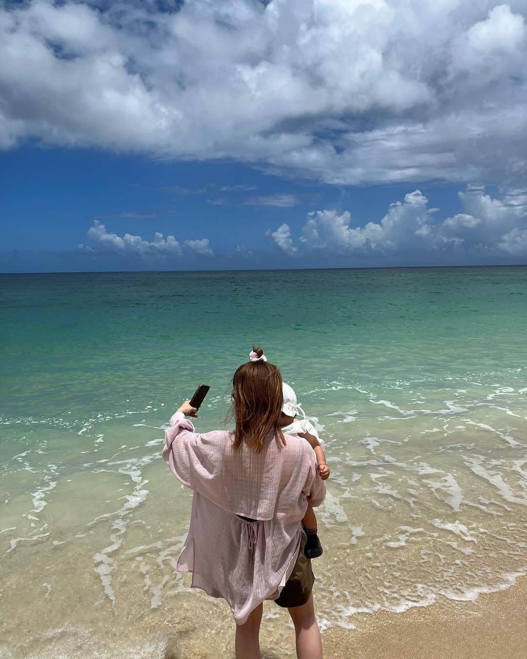 安中亜美さんのインスタグラム写真 - (安中亜美Instagram)「ㅤㅤㅤㅤㅤㅤㅤㅤㅤㅤㅤㅤㅤ 海〜！！！！！ やっぱなんかテンション上がる海🏖️ エメラルドグリーンでほんまに綺麗🫶🥹  紬生初めての海はビビりながらも、興味ある感じ🤭💓 サーファーみたいなポーズで波待ってるの 可愛すぎた🥹❤️❤️❤️  #海#沖縄#沖縄旅行#家族旅行#子連れ沖縄#女の子ママ#0歳#夏休み」7月12日 12時00分 - amitwinsworld