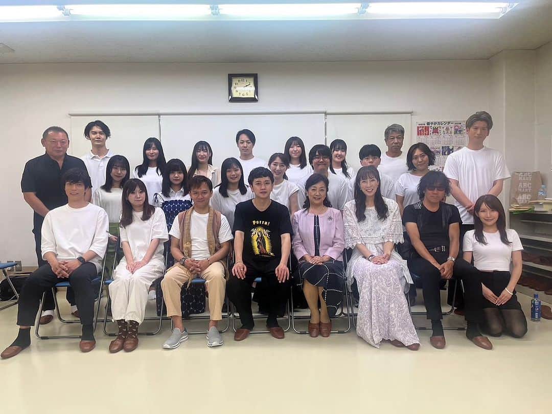 武田知大のインスタグラム：「心の詩の顔合わせでした！映画で裕之さんが演じた役を演じさせて頂きます。想いを背負って。  さてさて明日は猫チャカのチラシが解禁されます！とても素敵なチラシになったのでお楽しみに！  なんとどちらもチケット発売は14日！偶然！  今日も暑いので皆様熱中症にはお気をつけて☀️🫠  #猫にチャカ」