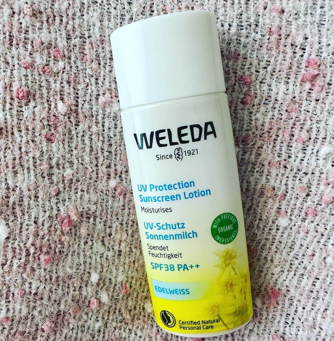 手島優さんのインスタグラム写真 - (手島優Instagram)「・  @weleda_japan  のエーデルワイス　UVプロテクト  すっごく良い🤩  ベタつかない日焼け止めにやっとこ出会えました🧴  天然由来成分だけで出来ていて赤ちゃんにも使えるくらいお肌に優しい✨  しっかり紫外線防いでくれてお肌に優しいだなんて最高！！  香りは付けてる時少〜し柑橘系の香りがする？くらいで残らないのも嬉しい🍋  #ヴェレダ #日焼け止めミルク　#天然由来成分　#エーデルワイスuvプロテクト  #顔からだ用 #紫外線対策 #美肌　#美白 #美白ケア」7月12日 11時16分 - tejimayuu0827