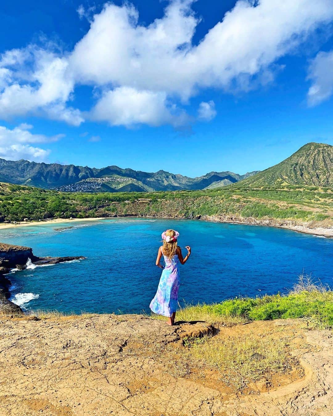 shihoのインスタグラム：「💙💎💙💎💙 ・ 📍Hanauma Bay ・ いつもは正面から見ているハナウマ湾も 後ろから見ると また違う新鮮で美しい姿。 ・ 360度どの角度から見ても 美しくて素敵な景色と出逢えるのも Hawaiiの魅力の一つ♡ ・ #hawaii#islandofoahu#oahu#ハワイ#trip #オアフ島#travel#loco_hawaii#travel_jp #funtorip#タビジョ#旅MUSE#genic_travel #genic_mag#たびねす#旅行#genic_hawaii #hanaumabay#ハナウマ湾#ocean#sea#beach #hanaumabayhike#hike#hanauma#oahuhawaii #tabijyomap_hawaii#lealeahawaii#2023」
