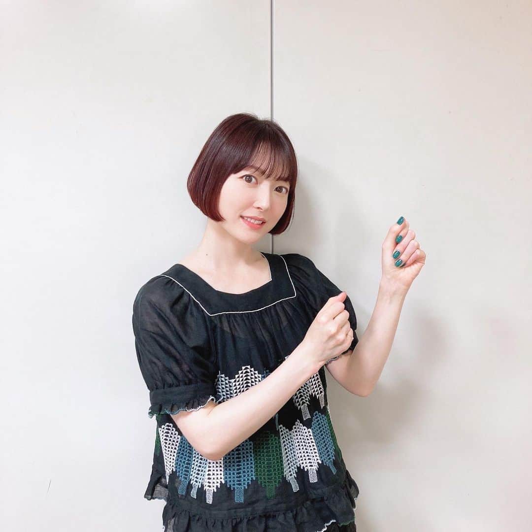のインスタグラム：「. ぽかぽか6月衣装まとめ〜！！！ 半袖が増えましたねぇ☺️🌸 #ぽかぽか #花澤香菜   1枚目: #3ETDEMI #tamas 2枚目: #MUVEIL #tamas 3枚目: #MUVEIL」