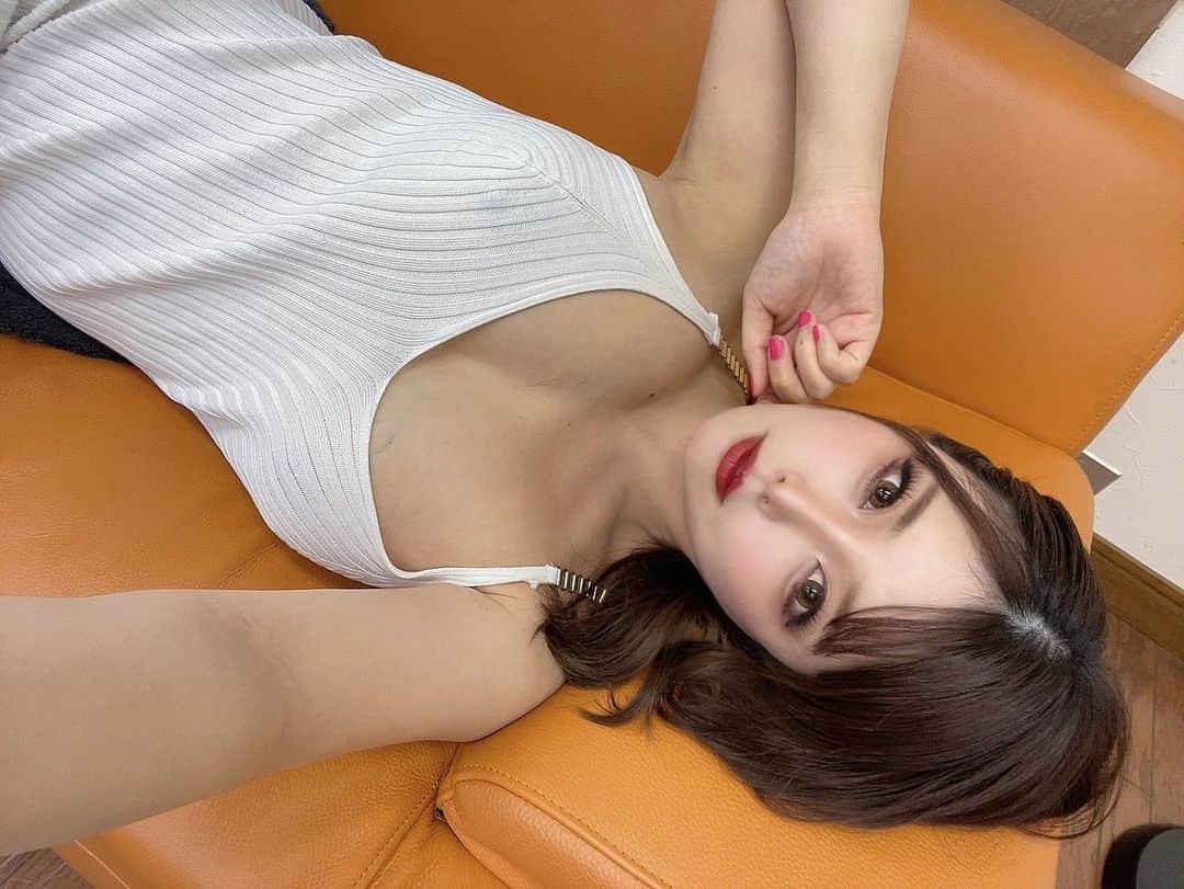 新村あかりのインスタグラム：「ちょお暑いからみんな水分補給はしっかりね🫶🏻 俺がつけまつ毛付けると目の威力すごすぎる。」