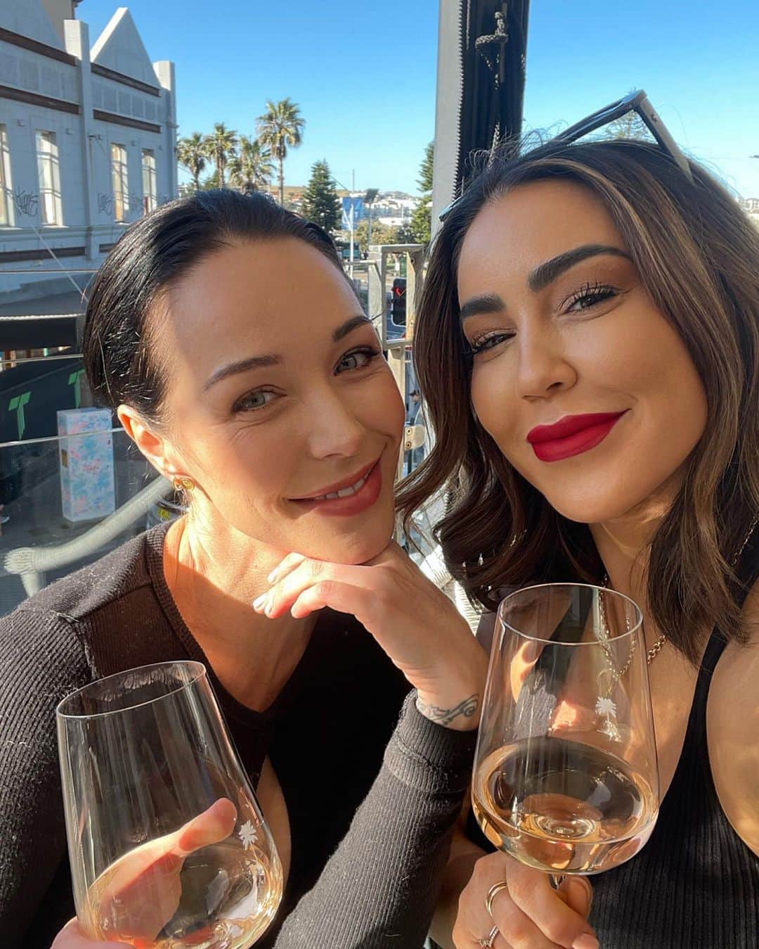 エミリー・スコットのインスタグラム：「My gorgeous friend’s a professional tanning QUEEN 👑 @rebecca_rose_fox @mytanninglady」