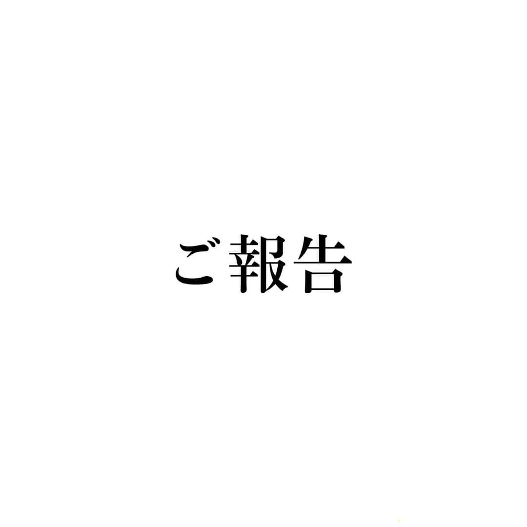 水原ゆきのインスタグラム：「皆様にご報告があります、  #中井学ゴルフチャンネル にて 100切りテストを99でクリアしてから早７ヶ月…  中々ラウンドに行けない環境にあり、久方ぶりに行けた時でも持ち前のドライバー力は発揮するも、パターやグリーン周りで叩きまくり、 中々いいスコアが出ず、112や108だったりが続いていた中、 先日、学さんから初めてもらって履きやすかったゴルフシューズと同じ、footjoyのNEWシューズを下ろした日になんと、 ベストを更新するという事態が起きましたっ(　ﾟдﾟ)‼︎ 歓喜✨  市原ゴルフクラブ市原コースにて、 なんと96✨  そしてPar3にて、ホールインワンをしかけましたっ めちゃくちゃ、惜しかった… けど、ミラクル…  なのでこのホールはバーディであがったり、他もParであがれるホールがあったり…  前半50ぴったりなんて久々で、100切りできるかなーなんて冗談半分で言っていたら、 後半が異常に良く、 残り３ホールくらいで、 全部Parであがる！なんて言って計算せずに頑張ってたら、こんな結果に…！！！！ こういう時、撮影してたらなぁとつくづく思います(*´-`) 撮影してたら絶対、 ありがとうバーディ‼︎ ありがとうfootjoy‼︎ ありがとうカエル‼︎って叫んでる。(可愛いカエル沢山いた  とにもかくにも、ご報告でした‼︎ これが安定に出るようになればいいのにーと、中々そうはならないのがゴルフだなと思いつつ、もう夏は行けなさそうだったので、気分良く終われました🏌️‍♀️✨  自分すばら‼︎ 言霊にするって大事‼︎  という、ご報告でした✨  #ゴルフ女子 #俳優 #100切り #バーディ #市原ゴルフクラブ  #ホールインワン には届かず でも #ベスト更新  #有言実行 #言霊パワー   グローブ、シューズ、キャップ、ソックス　 #footjoy  ウェアトップス #riendasuelta」