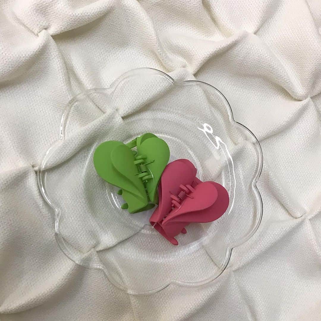 3COINS lN LUMINEのインスタグラム：「こんにちは🌻  3COINSルミネ大宮店です！  アクセサリーの新商品が入荷致しました🌟  ☑︎ﾊｰﾄﾊﾞﾝｽ （col:PK/GR）  アクセサリー各種　300円(税込330円)  他にも新商品多数入荷致しております💡  ぜひこの機会にご覧ください！  ご来店お待ちしております🤍  店舗により入荷日・在庫状況が異なります。 お気軽にお近くの店舗までお問い合わせください。 ※3COINS＋plus那覇メインプレイス店 3COINS＋plus沖縄パルコシティ店 3COINS＋plusイオンモール沖縄ライカム店は、木曜日発売です。   #3COINS #3COINS新商品 #スリコ #スリコ新商品 #アクセサリー販売 #ルミネ大宮」