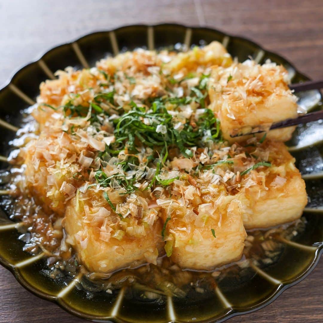 のインスタグラム：「焼いて和えるだけ・１００円で夏のごちそうおかず😋  「焼き薬味豆腐」 ⁡ 皆さんこんにちは。やぁ✋ ⁡ 今回は豆腐を旬の薬味を たっぷり使った簡単レシピ！！ ⁡ 豆腐に片栗粉をまぶして焼くことで 出汁がぐっと染み込み、たっぷりの 薬味と一緒に美味しく食べられます🎉  簡単に美味しく作れるので 是非作ってみて下さいね👍 ＿＿＿＿＿＿＿＿＿＿＿＿＿＿＿＿  【2人前】 ・木綿豆腐　　　　1丁(300g) ・片栗粉　　　　　大さじ3 ・大葉　　　　　　3枚 ・長ねぎ　　　　　1/4本 ・みょうが　　　　1個 ・鰹の削り節　　　適量  ・醤油　　　　　　大さじ1 ・みりん　　　　　大さじ1 ・水　　　　　　　大さじ5 ・砂糖　　　　　　小さじ1 ・だしの素　　　　小さじ1 ・おろし生姜　　　小さじ1  ＿＿＿＿＿＿＿＿＿＿＿＿＿＿＿＿ 📹YouTubeレシピ動画配信中📹 ￣￣￣￣￣￣￣￣￣￣￣￣￣￣￣￣ 細かい作り方やポイントは YouTubeにレシピ動画があります😊 ⁡ 【kattyanneru/かっちゃんねる】 で検索してみて下さいね🔍 ＿＿＿＿＿＿＿＿＿＿＿＿＿＿＿＿  #豆腐 #大葉 #みょうが #簡単レシピ #節約レシピ #おつまみ #かっちゃんねる #かつ活」