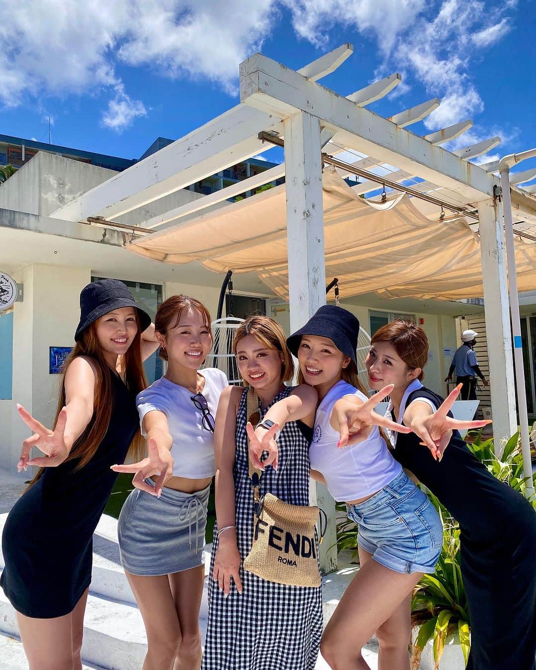 CYBERJAPAN Staffのインスタグラム：「ランチ🍔 #umikajiterrace #okinawa  タコス、ブルーシールアイス、ナチョス、ピザ、フライドポテト etc.., ホテルで朝ご飯食べたはずなのに😆  #cyberjapan #cyberjapandancers #サイバージャパン #サイバージャパンダンサーズ」
