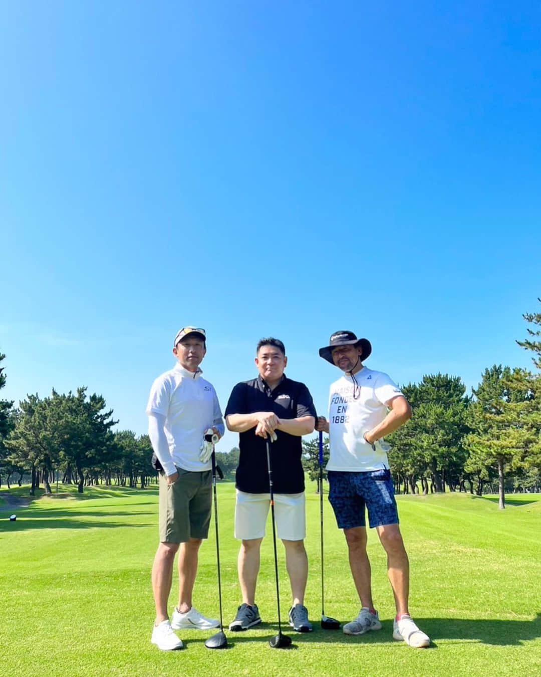 青山恭子のインスタグラム：「. 久々に旦那さんの同級生とラウンド🏌️‍♂️🏌️‍♀️ . 日本一予約が取れないゴルフ場と言われてる 東京湾の埋立地を利用して作られた 東京都運営の「若洲ゴルフリンクス」で⛳️ . この日は熱中症警戒アラートが…🥵 でもここは海風がとっても強くって ラウンド的には難しくなっちゃうけど 体感的にはそんなに暑くなく 思った以上に快適に過ごせました🎵 . 夜は大好きな熊本料理屋さんに集合して 🍺から始まり、焼酎やらワイン🍷やら… 最後は大好きな「太平燕」でキッチリ〆！ 楽しくて美味しい1日だったなぁ〜😎🤣😋 . . . #若洲ゴルフリンクス #日本一予約が取れないゴルフ場 #熱中症警戒アラート #風が強すぎ #おかげで快適 #氷嚢の季節  #熊本料理 #太平燕 #楽しくて美味しい1日 #最高かよ #小学校の同級生 #g3」