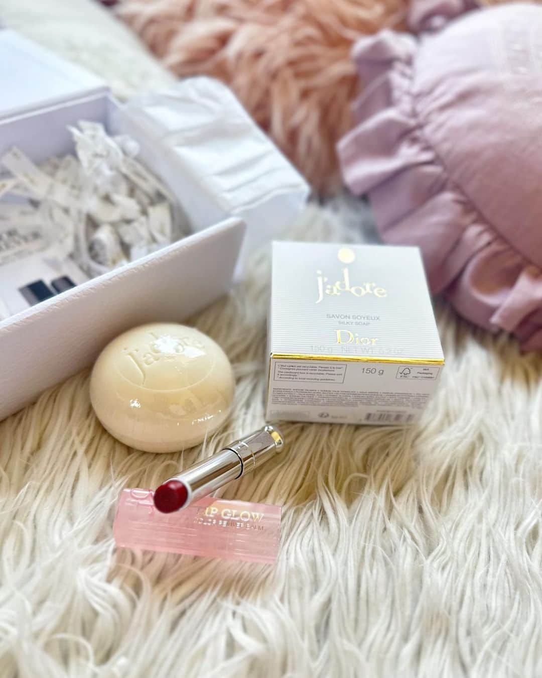 板橋瑠美のインスタグラム：「初のDiorsoap✨✨  保湿リップのLIP GLOWでまだ持ってないカラーをいただきました💓  thx💋 美人姉さん　@reipikake   そして麗ちゃん❤︎出会って間もないのに誕プレまで持って、 誕生日会にご参加ありがとうございます😭💗  ソープかなり良い香りでやばいです💓  めちゃ嬉しかったです❤︎」