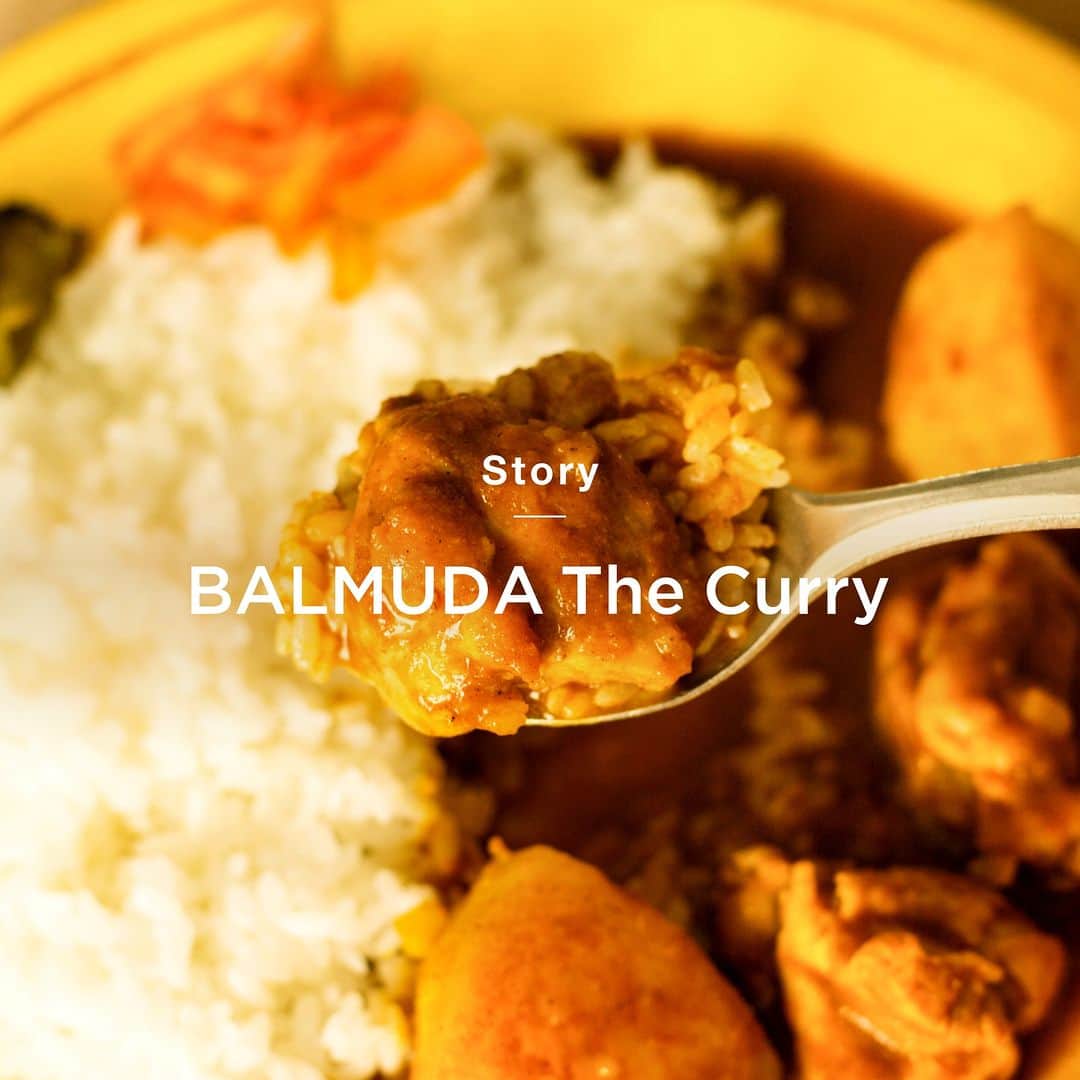 BALMUDA (バルミューダ) のインスタグラム：「痺れる夏を。BALMUDA The Curryが誕生するまで . 夏といえば、食べたくなるのがカレー。今日は、上野の老舗、デリー(@delhi_jp)と開発したオリジナルカレーソース、BALMUDA The Curryが誕生するまでのストーリーを紹介します。痺れる辛さと抜けていくスパイスの香り、そして食後に残る爽やかさがたまらない、素晴らしい夏の一日のようなBALMUDA The Curry。きっと食べたくなりますよ。 . . #BALMUDA #バルミューダ #BALMUDATheCurry #バルミューダザカレー #カレー #デリー #素晴らしい夏を」