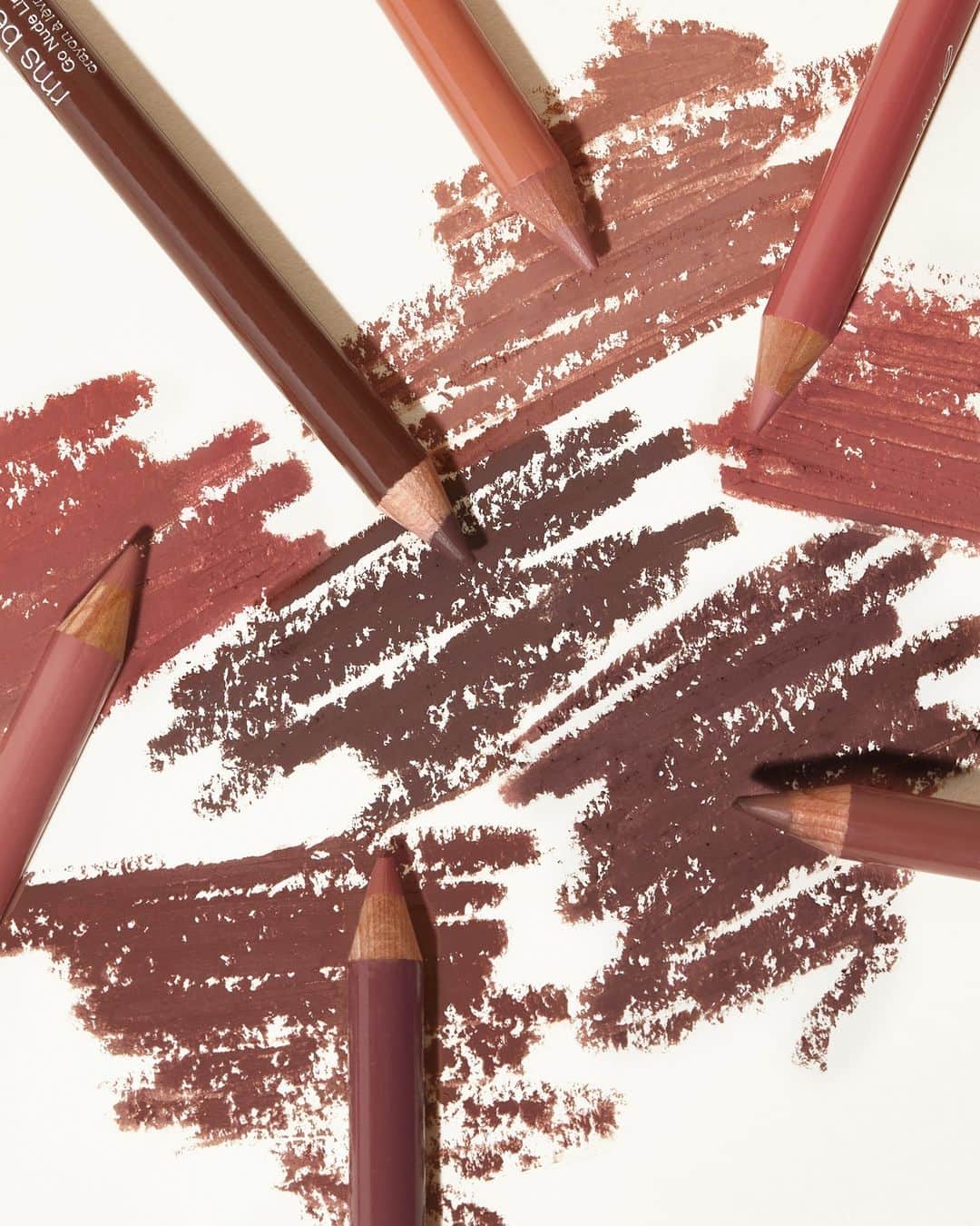 rms beautyのインスタグラム：「. 公式オンラインストアにて 本日予約受付開始📢  ■Go Nude Lip Pencil ゴーヌード リップペンシル 全6色 ￥3,630 (税込)   リッチな発色で、長時間唇をケアしながら 発色するクリーミーなリップペンシル。 長年多様なモデルをメイクしてきた ローズ・マリーの経験をもとに作られた、 さまざまなスキントーンを美しく、 ヌーディーに仕上げる独特のカラーラインナップ。  ■Build Your Own Lip Kit ビルドユアオウン リップキット 各￥5,500 (税込) ※数量限定  リップペンシルとリップライツがセットに。 組み合わせは自由！ あなだだけのリップメイクをお楽しみください！  ⏰ご予約受付：7.18（火）18:00まで 🎁ご予約特典：オリジナル カードミラー 🛒発売：7.19（水）12:00  Make↗Kitchen新宿店では、 リップペンシルとリップライツの 限定キットを7.19（水）発売💋  #rms #rmsbeauty #rmsbeautyjapan #アールエムエス #ゴーヌードリップペンシル #リップペンシル  #リップライツ #新作コスメ #NEW #NEWRELEASE #新商品  #makeupkitchen #メイクアップキッチン」