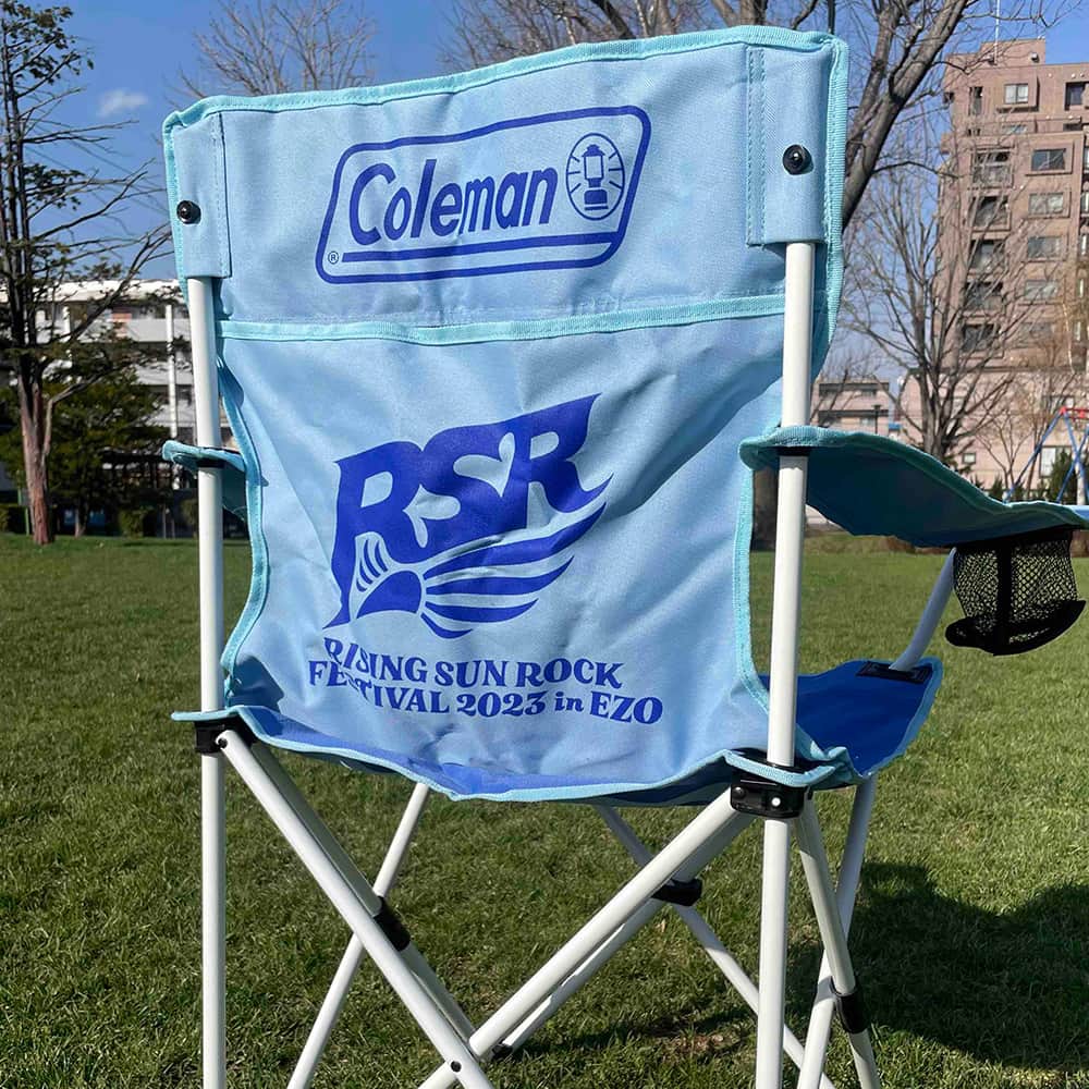 のインスタグラム：「RSR2023×Colemanコラボグッズはこちら✨  💺リゾートチェア ￥3,400  🫗ダブルステンレスボトル ￥2,300  👜アウトドアネックポーチ ￥5,100  久しぶりのColemanコラボグッズ❗️ 是非お買い求めください😄✨  7/14より会場受取先行予約START！ ColemanコラボグッズはColemanブースでのお渡しとなります♪ オフィシャルグッズと同時購入はできませんので、それぞれでお申し込みください💁‍♀️  @coleman_japan  #RSR23  #coleman」